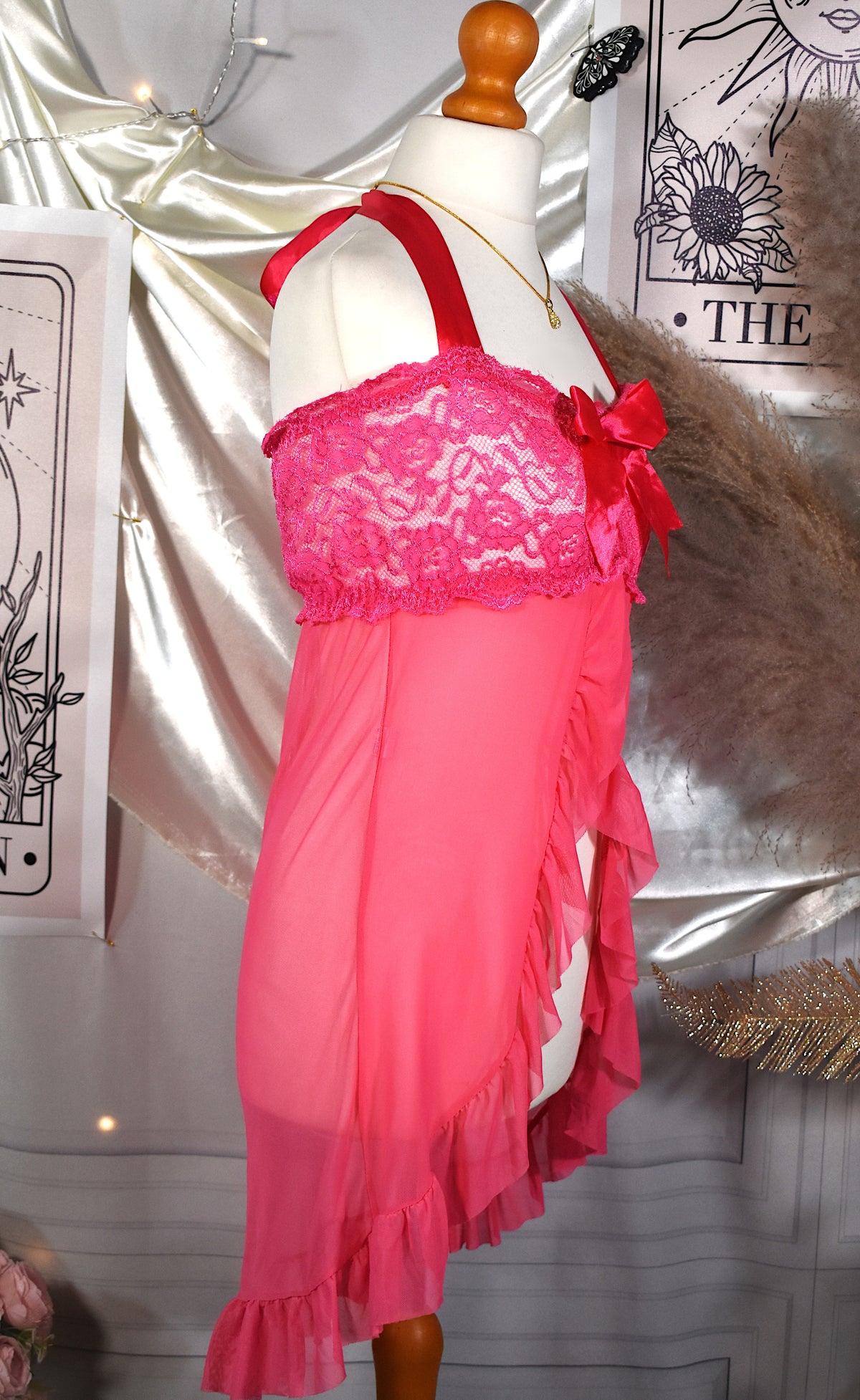 Nuisette babydoll en mousseline fuchsia à dentelle ajourée