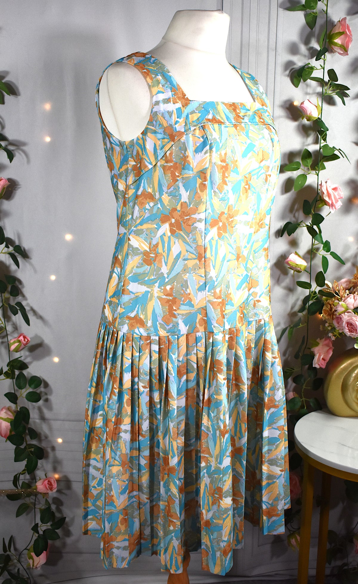 Robe plissée aux motifs floraux bleu & beige