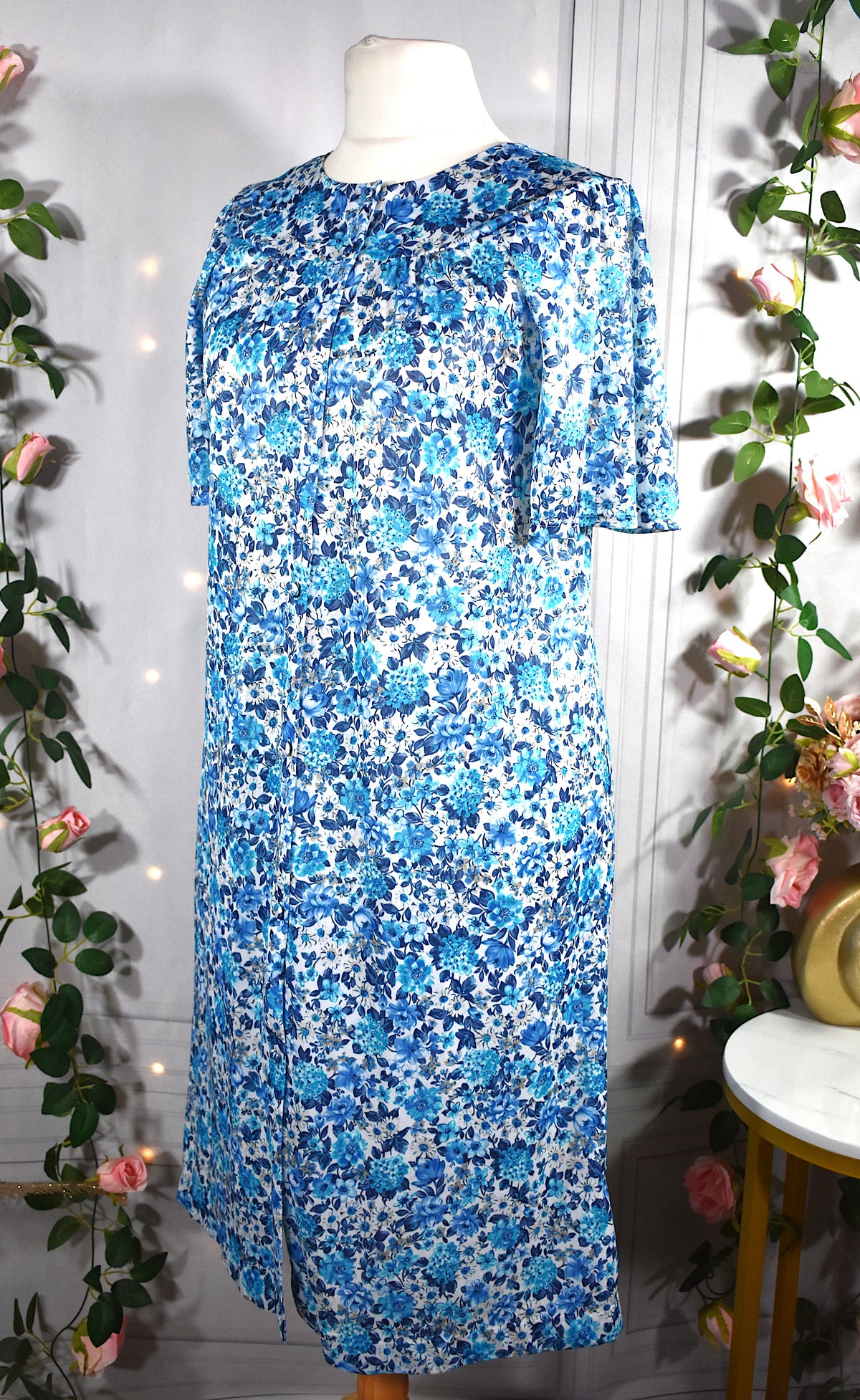 Robe de nuit blanche & fleurs bleues
