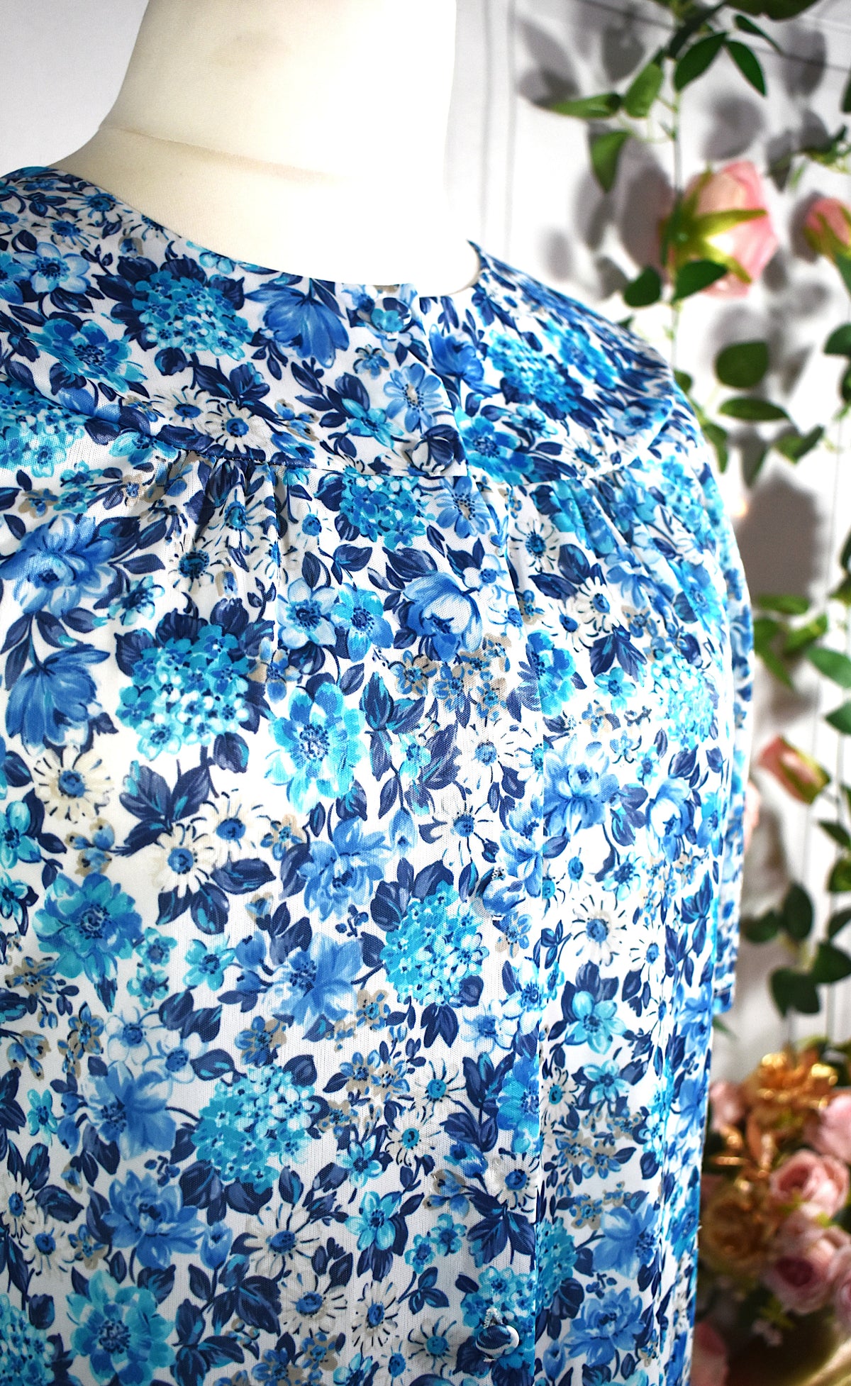Robe de nuit blanche & fleurs bleues