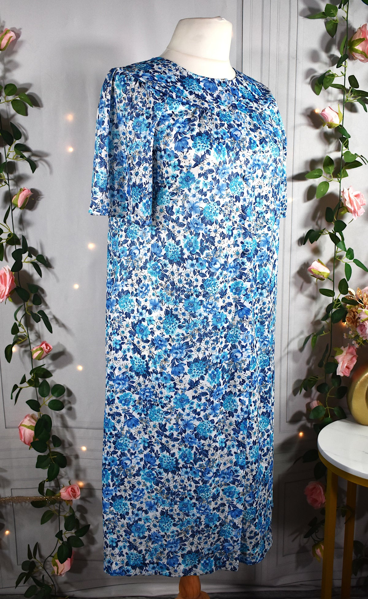 Robe de nuit blanche & fleurs bleues