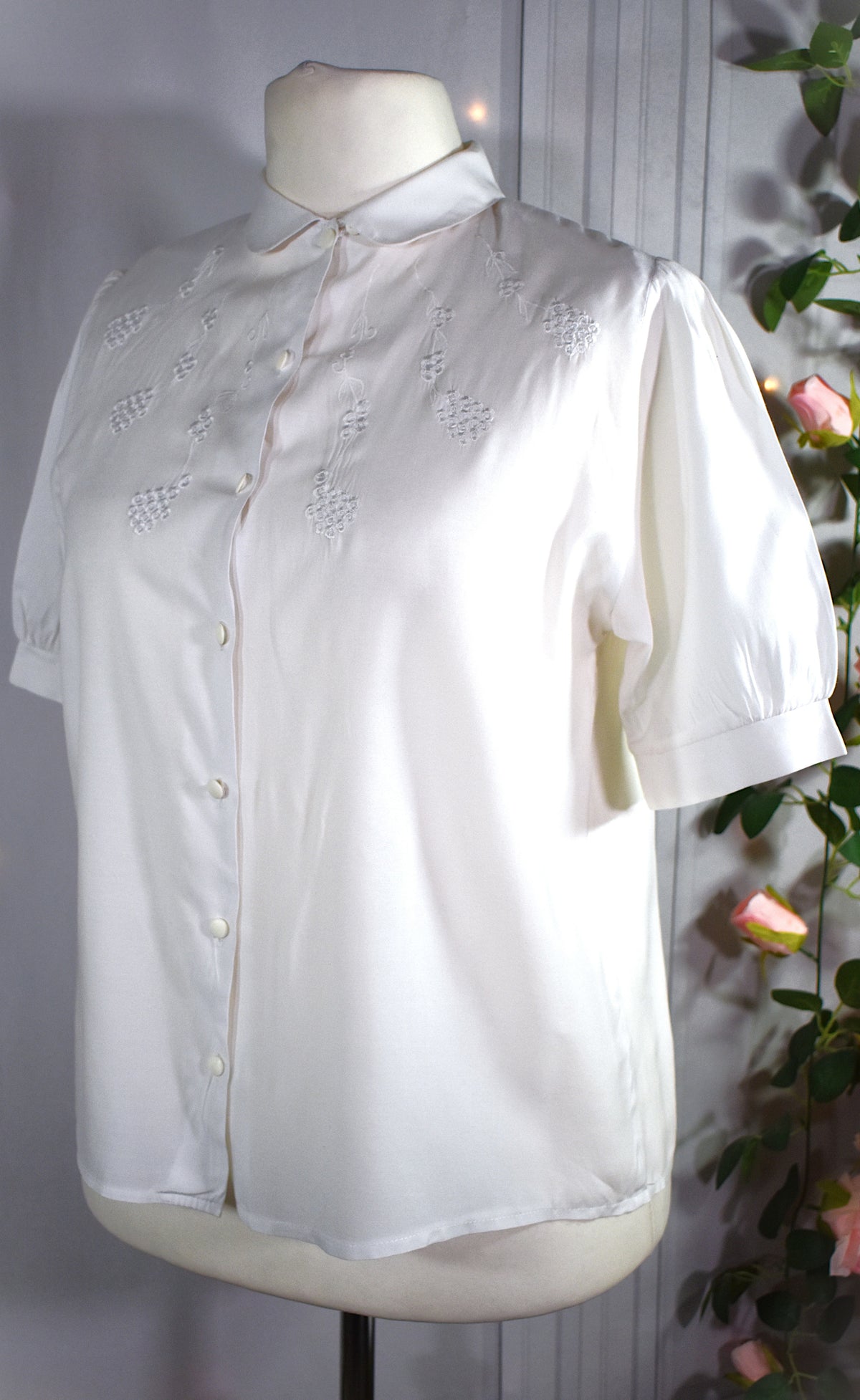 Chemise blanche aux broderies florales