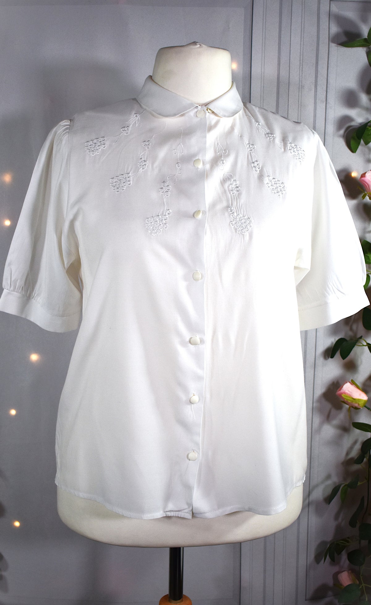 Chemise blanche aux broderies florales