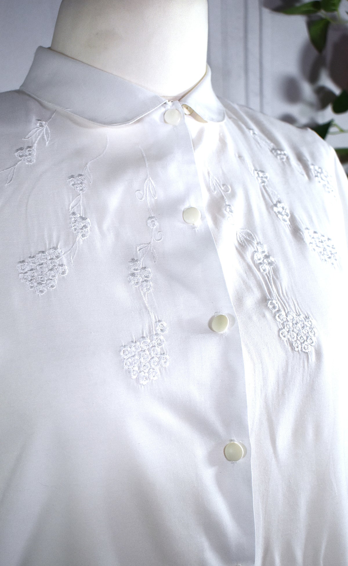 Chemise blanche aux broderies florales
