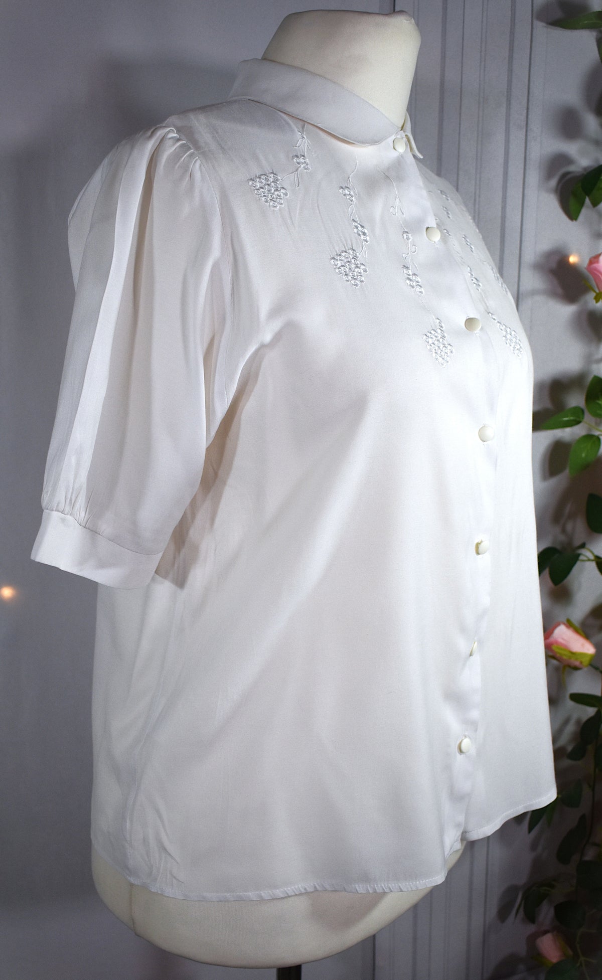 Chemise blanche aux broderies florales