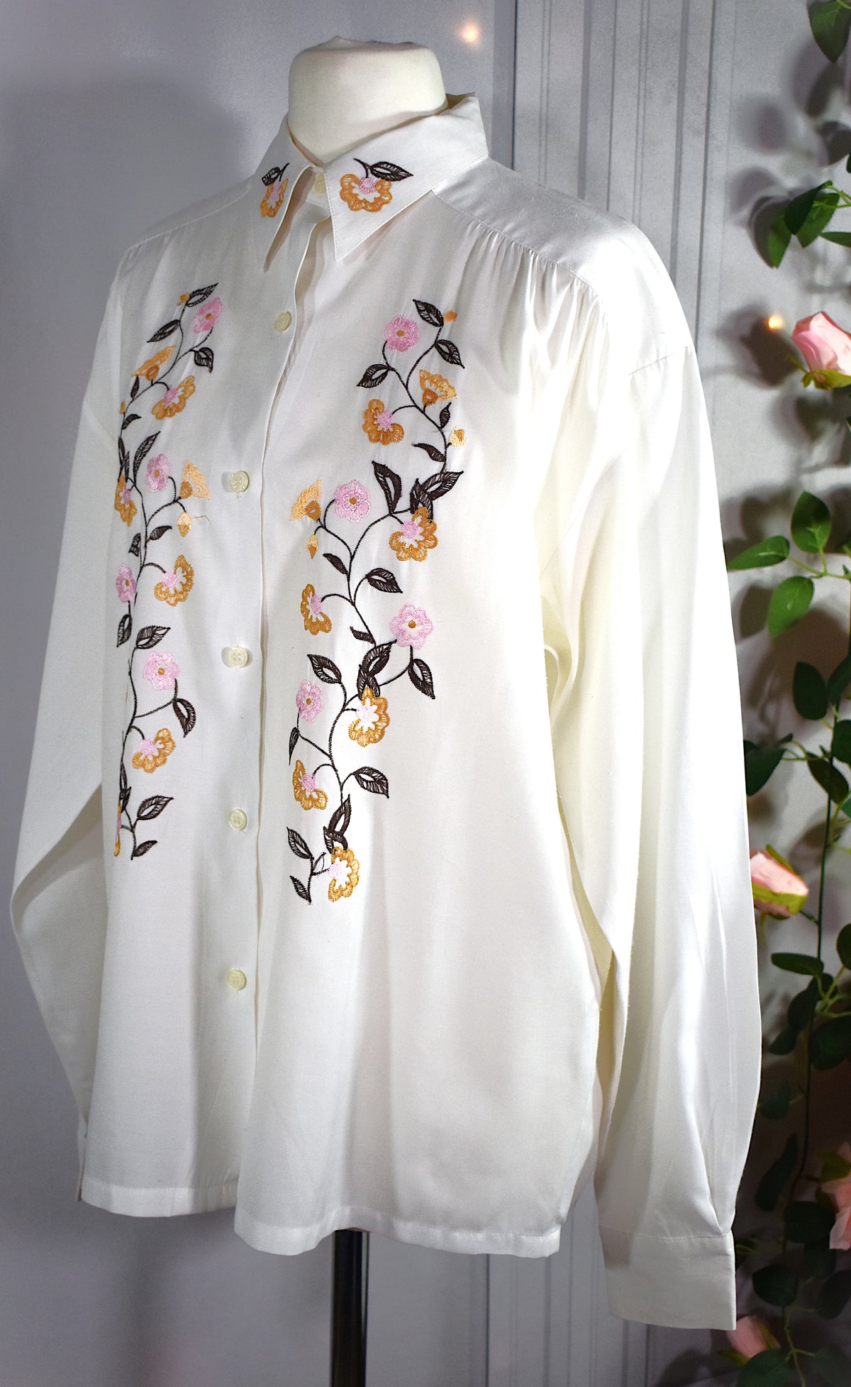 Chemise blanche aux broderies florales colorées