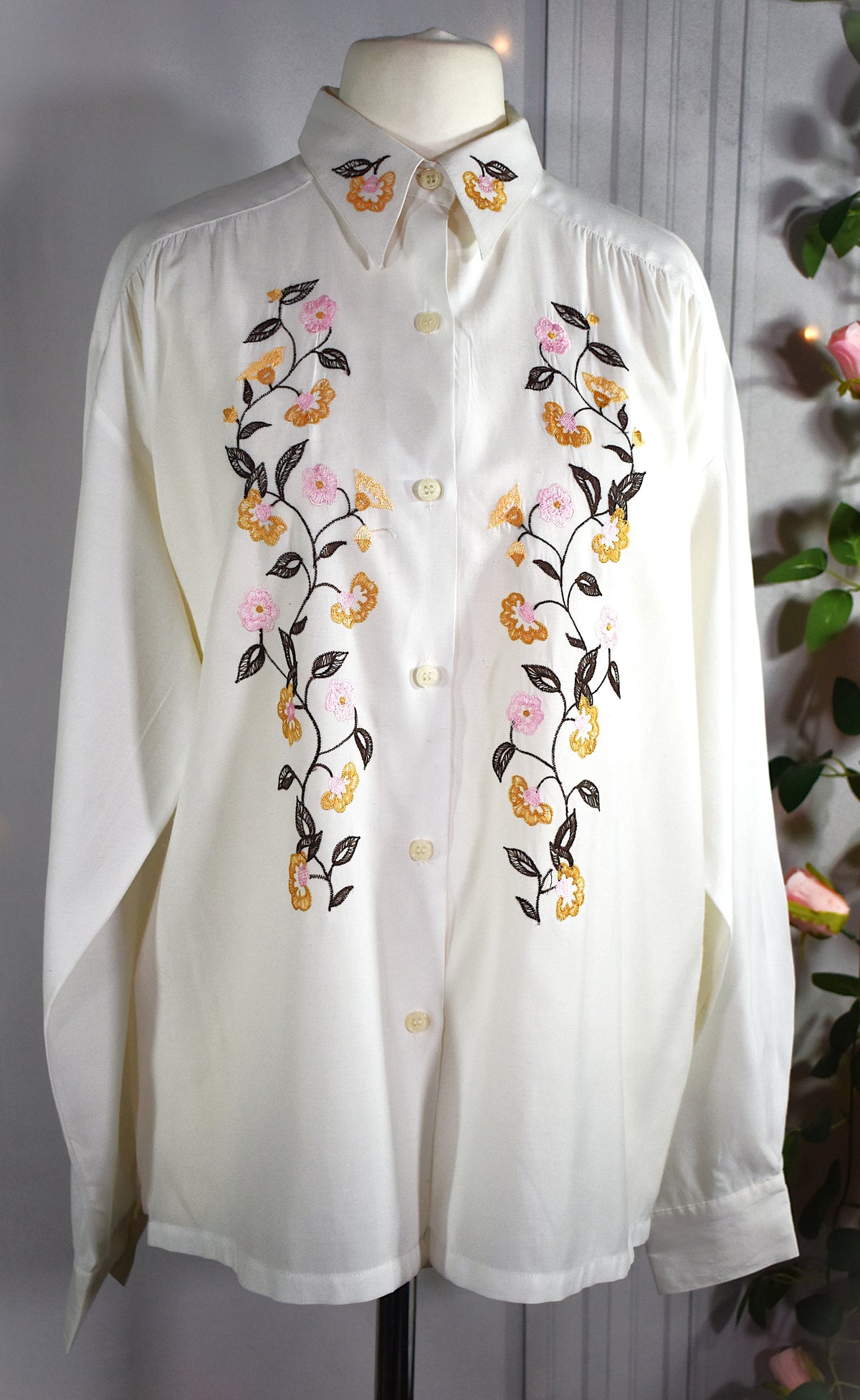 Chemise blanche aux broderies florales colorées