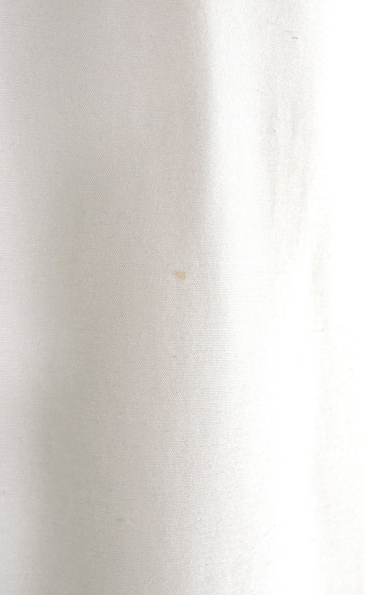 Chemise blanche aux broderies florales colorées