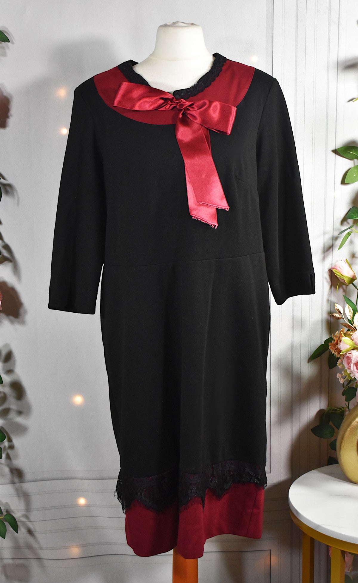 Robe noire avec rubans rouges