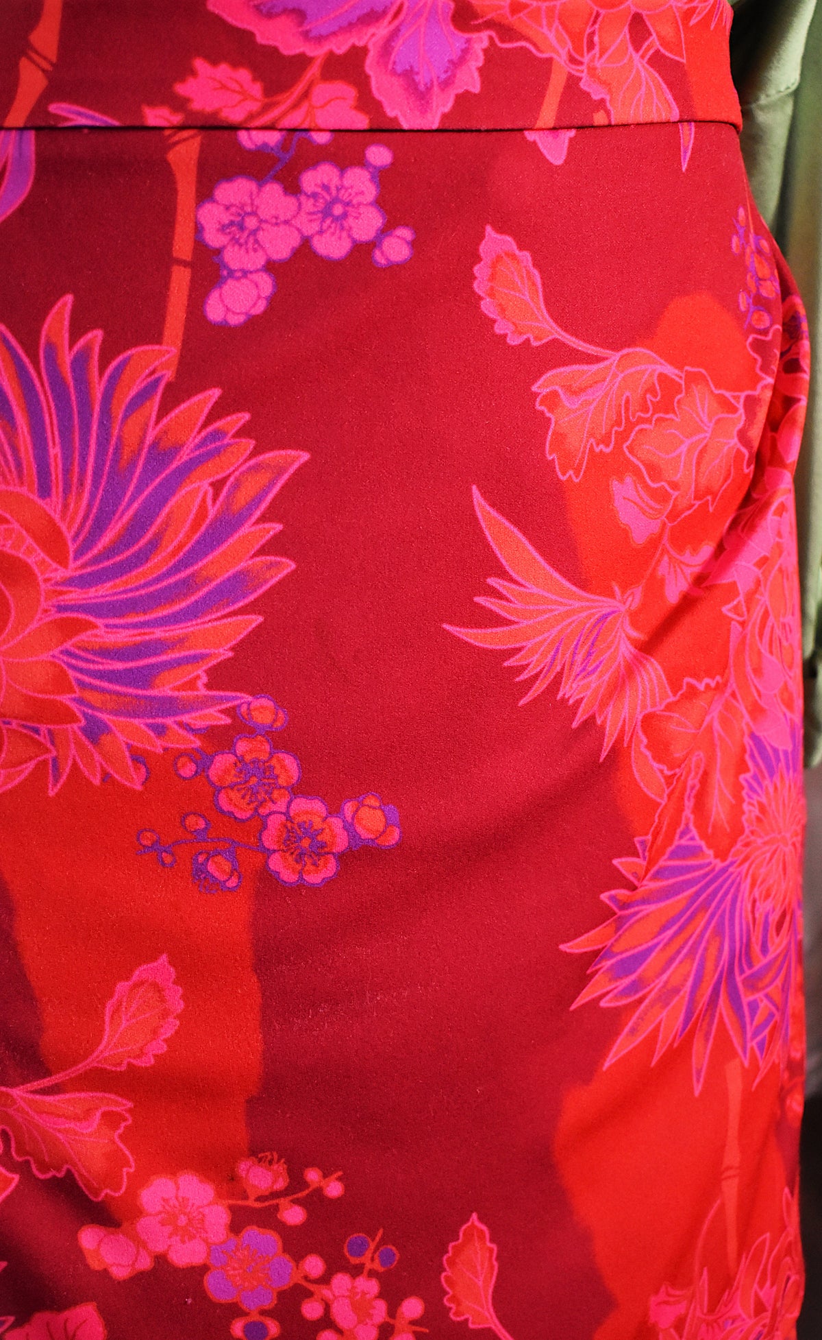 Jupe courte en lycra à motifs floraux roses style portefeuille