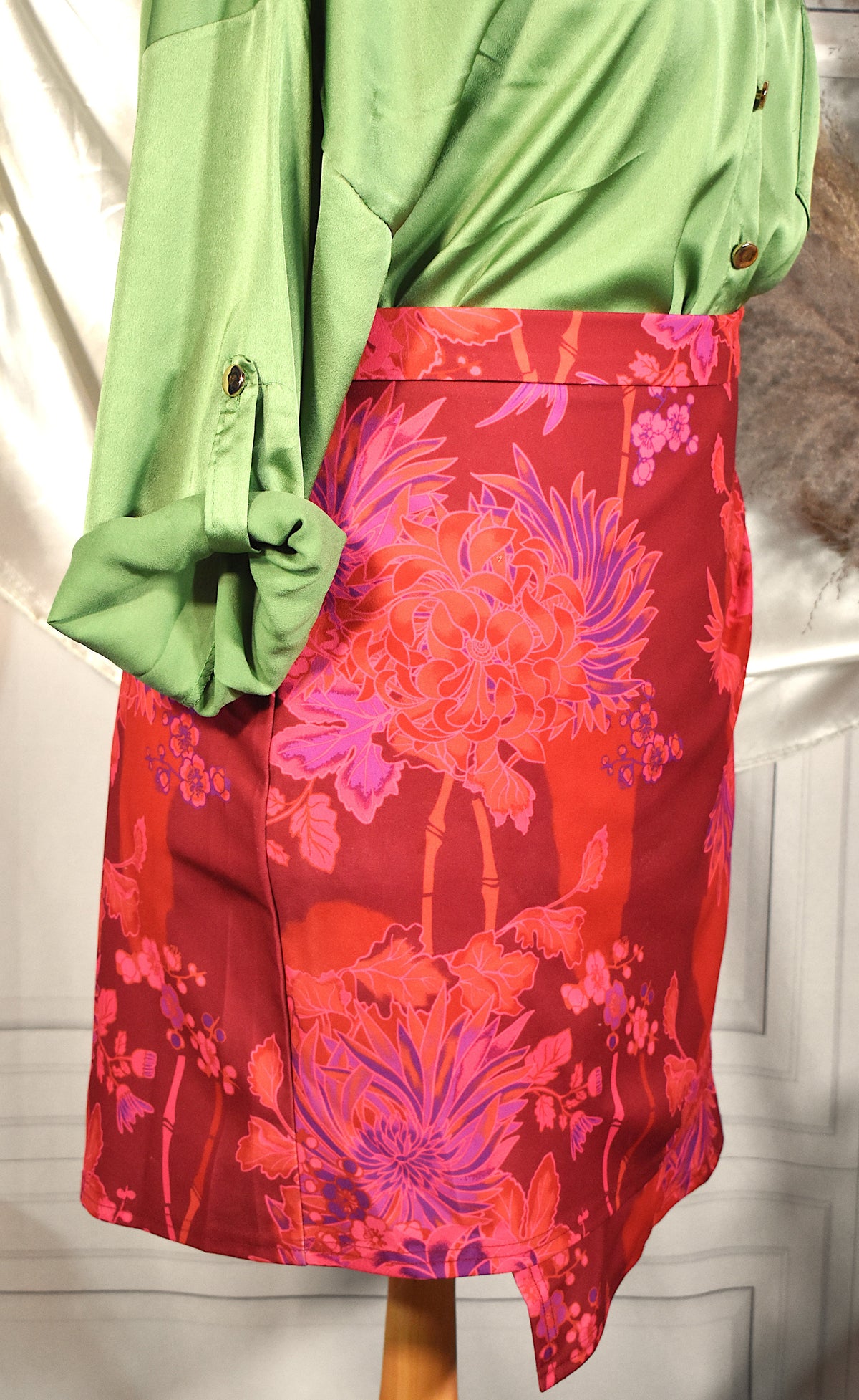 Jupe courte en lycra à motifs floraux roses style portefeuille
