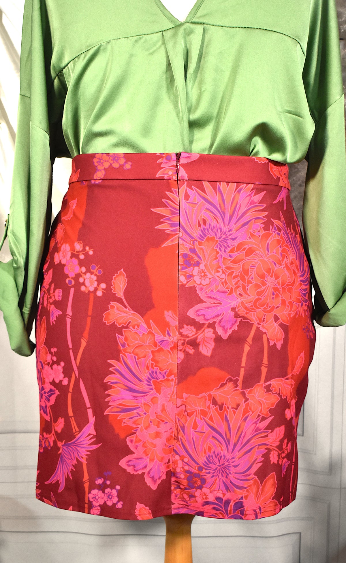 Jupe courte en lycra à motifs floraux roses style portefeuille