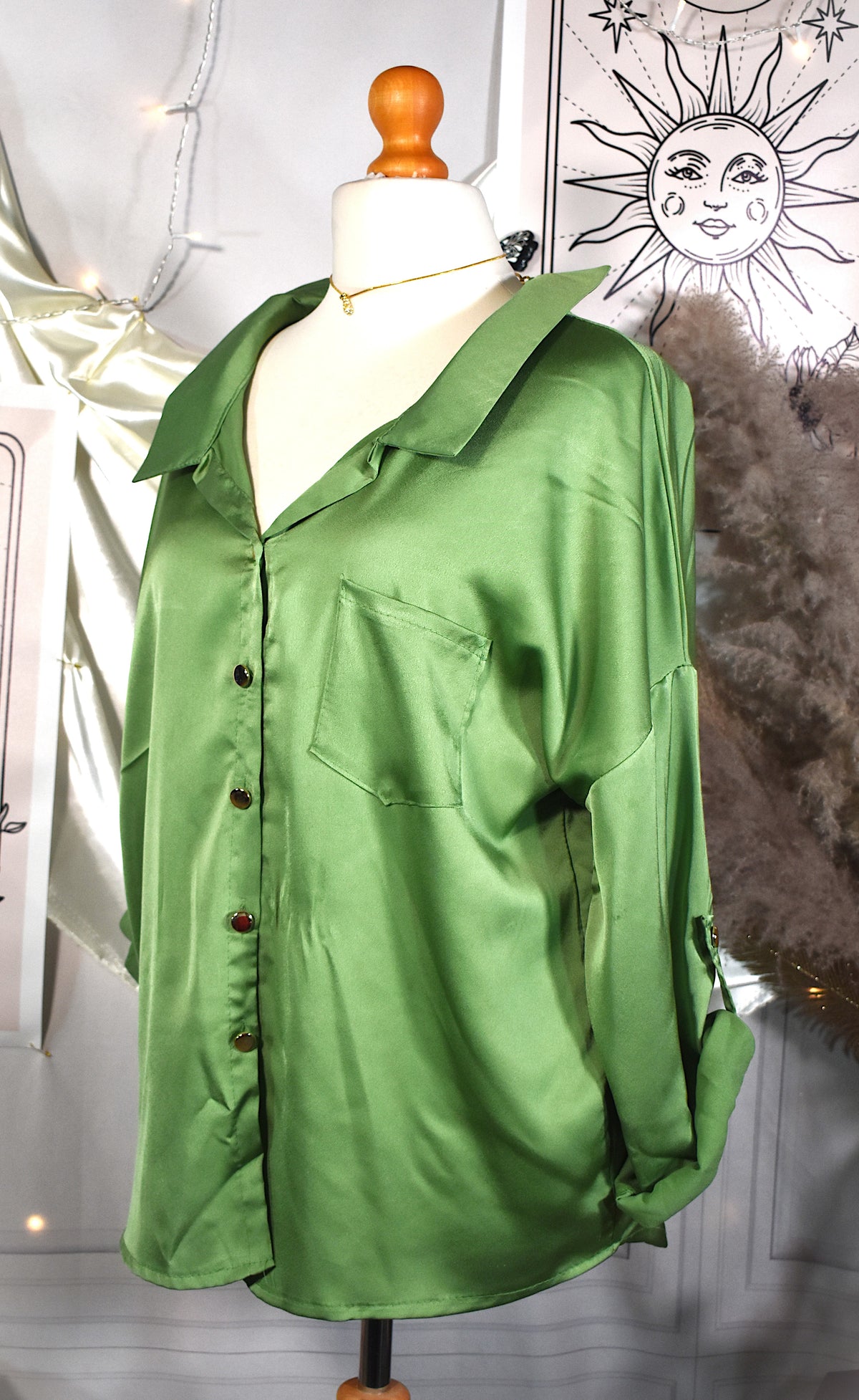 Chemise satinée verte unie à boutons dorés et chaînette dos