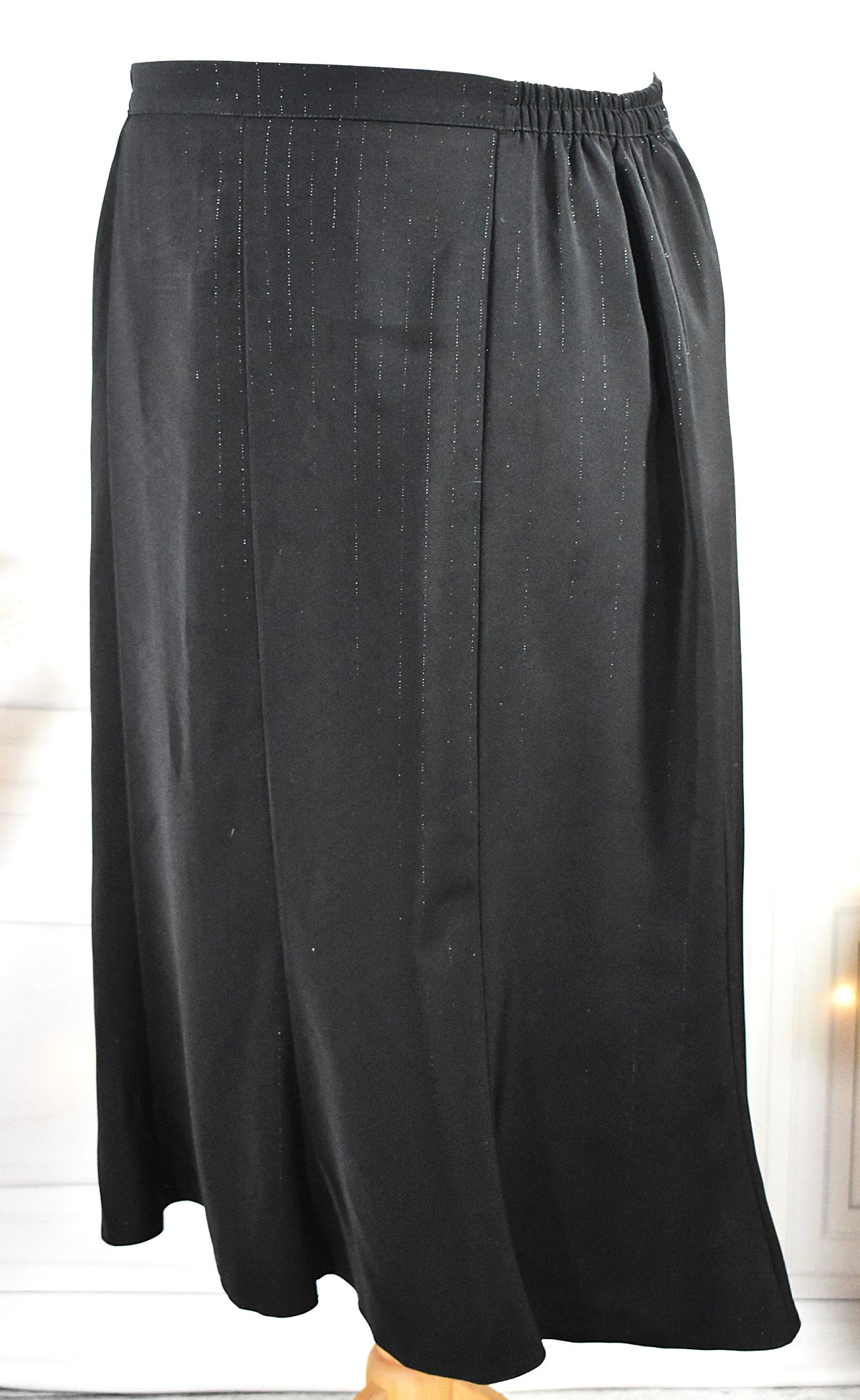 Jupe noire mi-longue aux rayures argentées