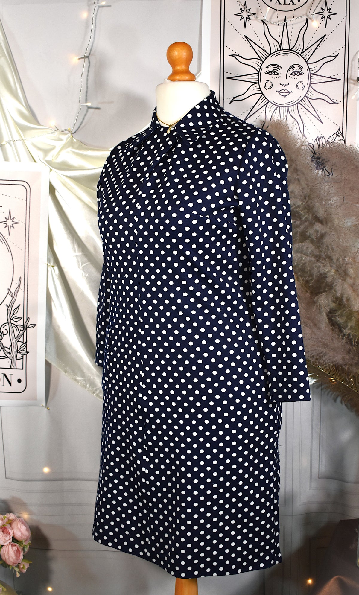 Robe bleu marine à pois blancs