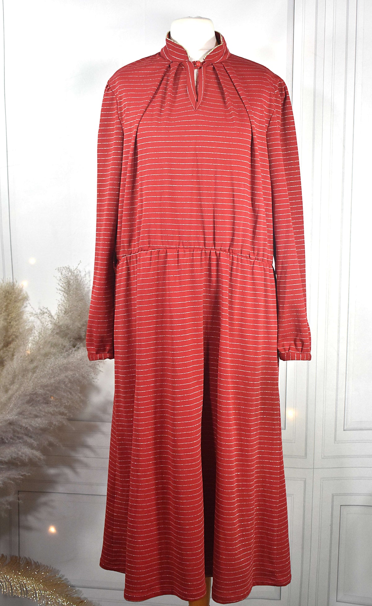 Robe vintage rouge rayée dorée col montant - Made in France