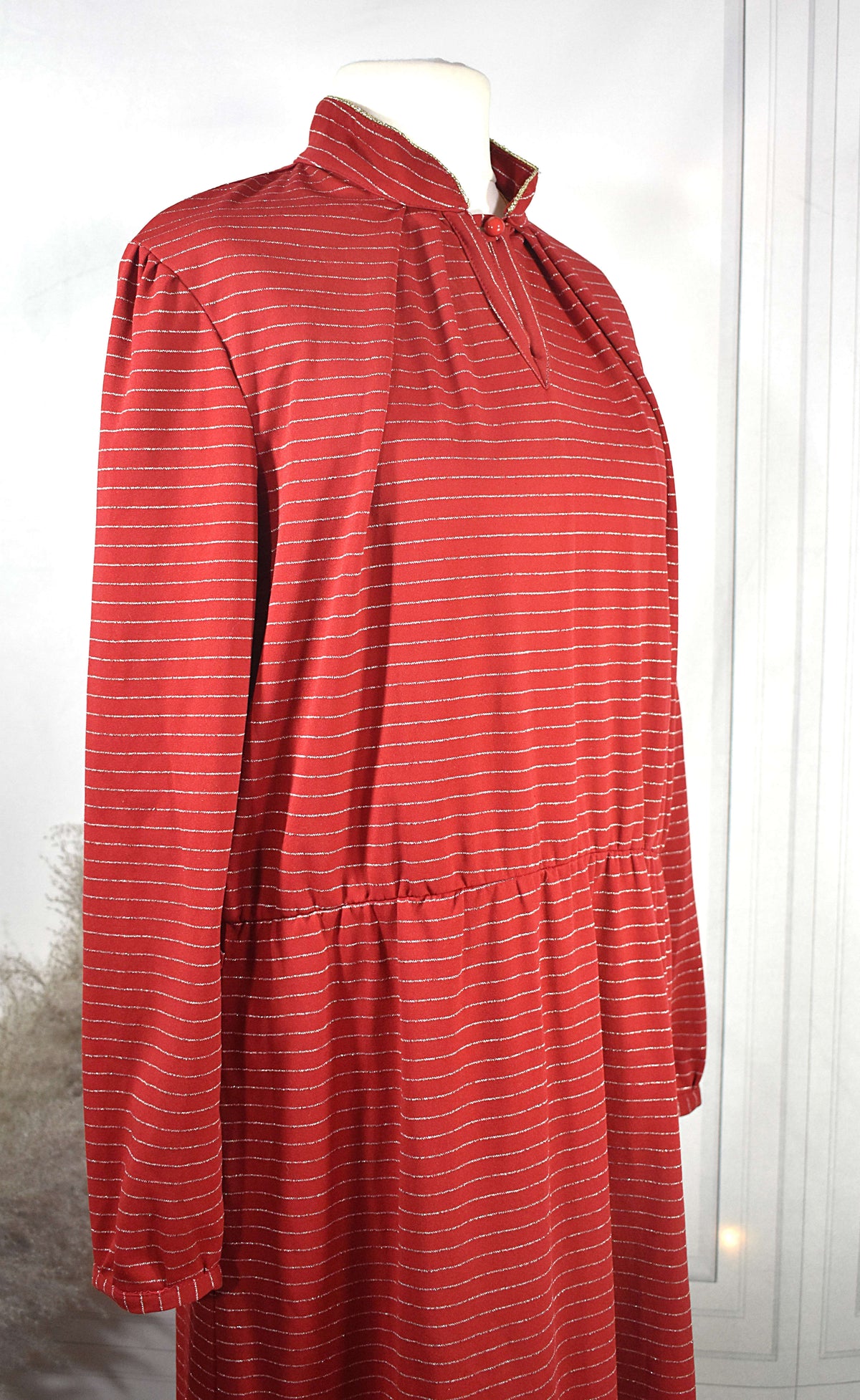 Robe vintage rouge rayée dorée col montant - Made in France