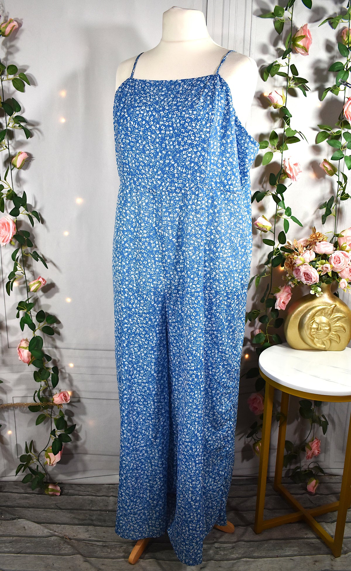 Combinaison fluide bleue & fleurs blanches