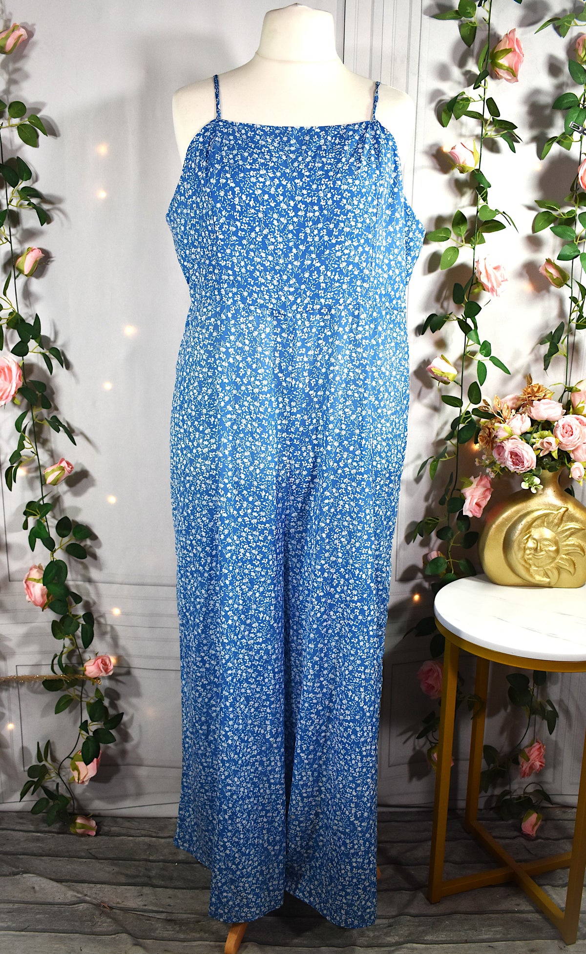 Combinaison fluide bleue & fleurs blanches