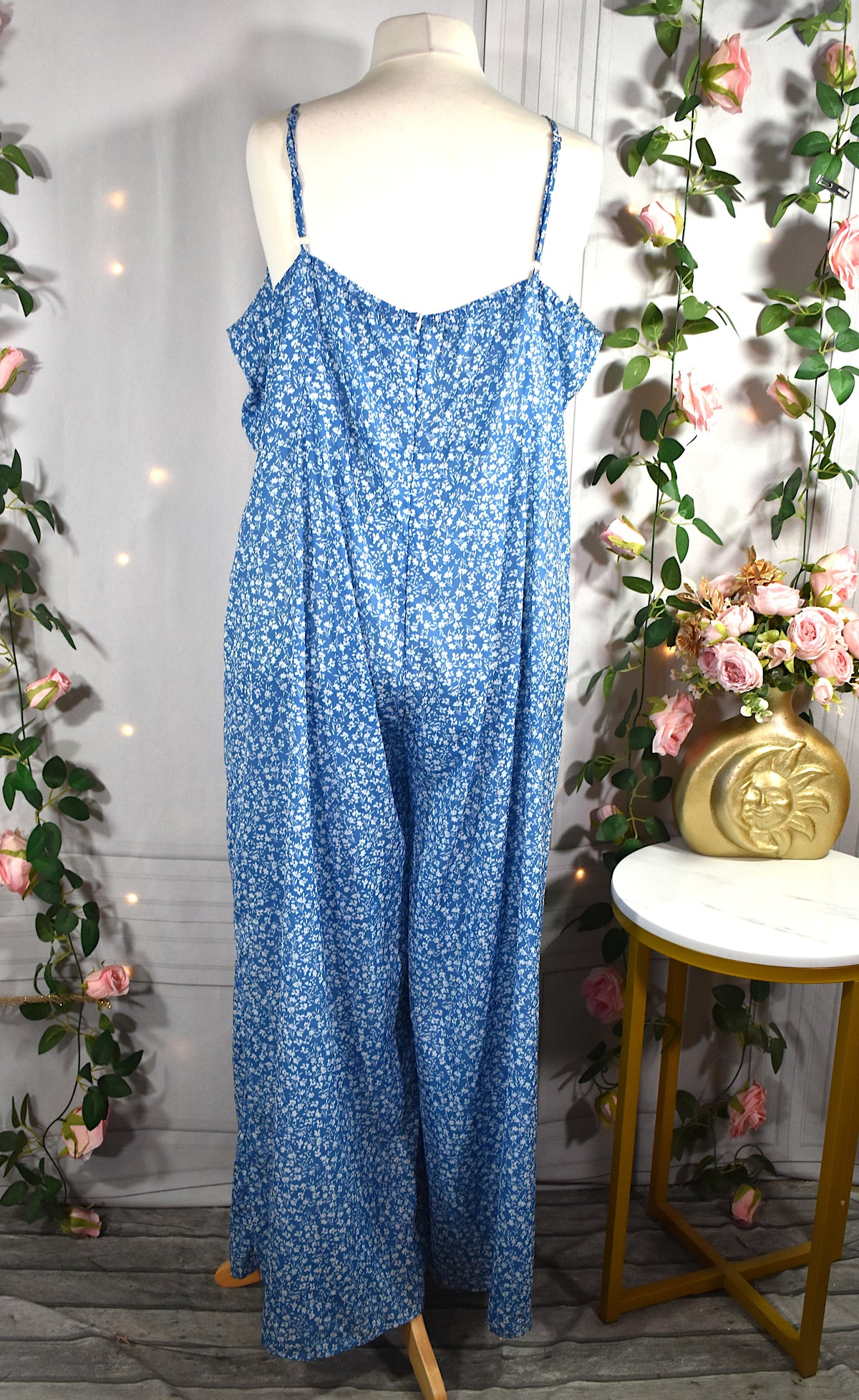 Combinaison fluide bleue & fleurs blanches