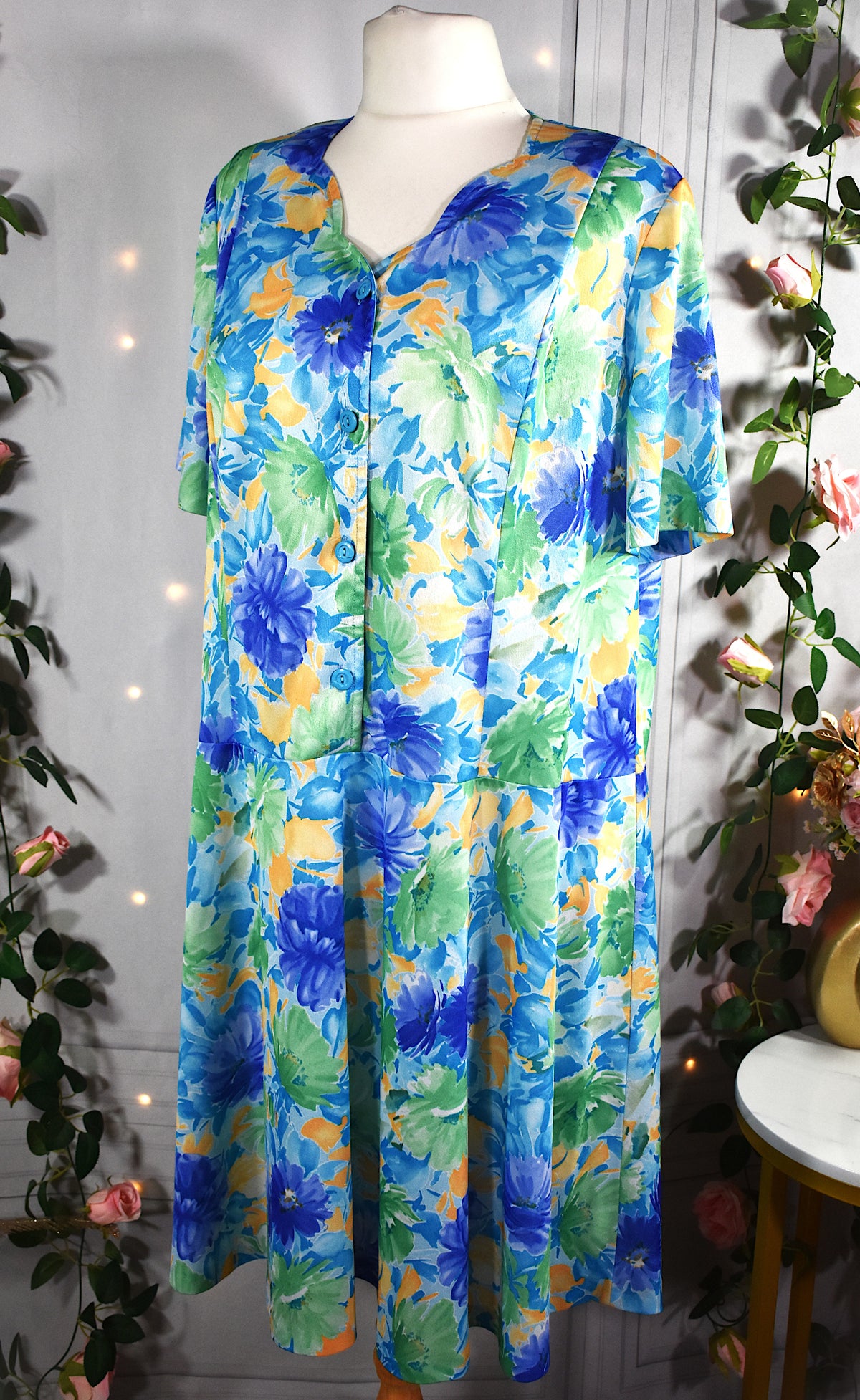 Robe aux fleurs jaunes, vertes et bleues