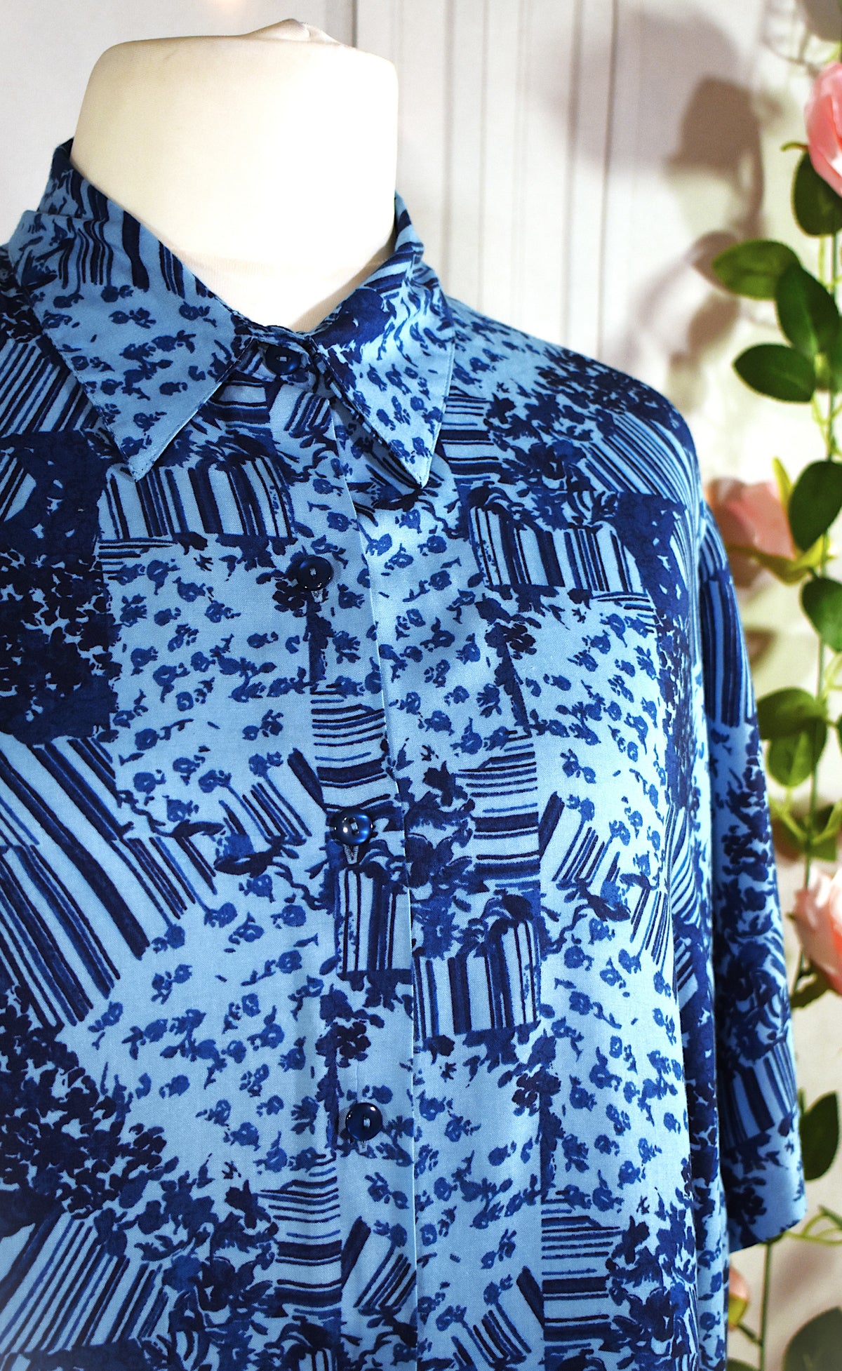 Chemise en viscose bleue graphique