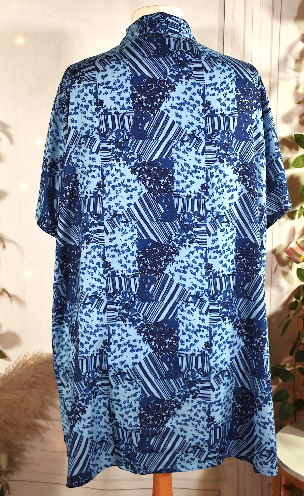 Chemise en viscose bleue graphique