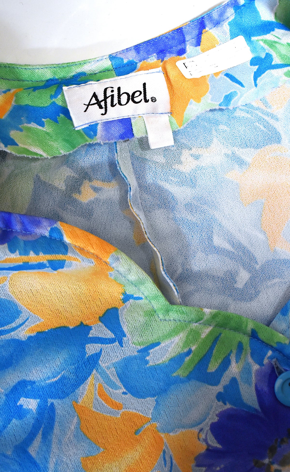 Robe aux fleurs jaunes, vertes et bleues