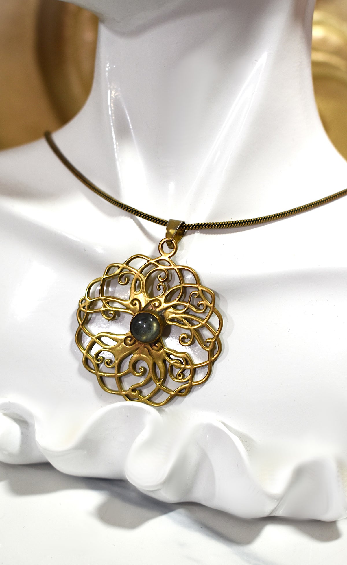 Collier médaillon ciselé
