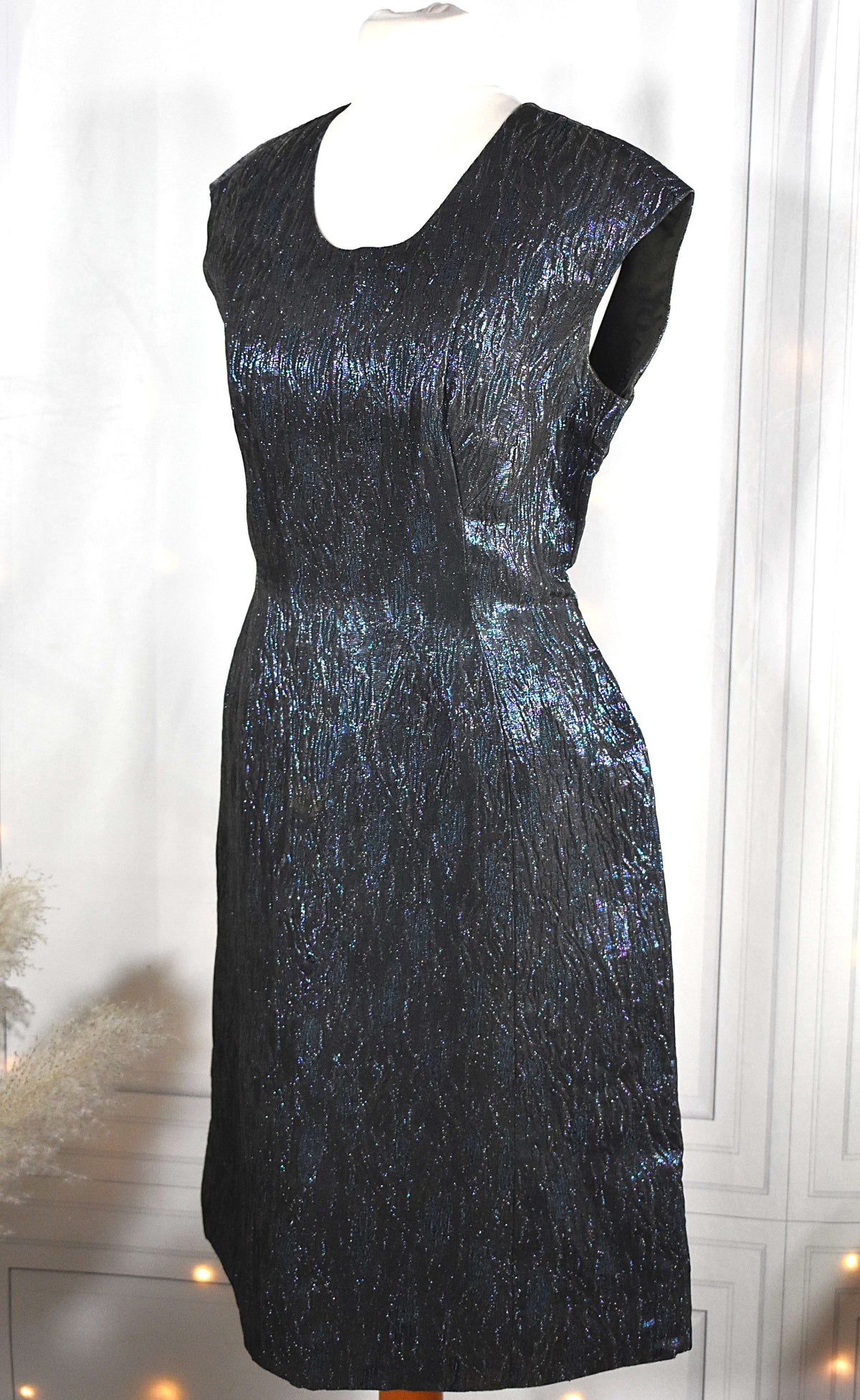 Robe vintage noire irisée sans manches