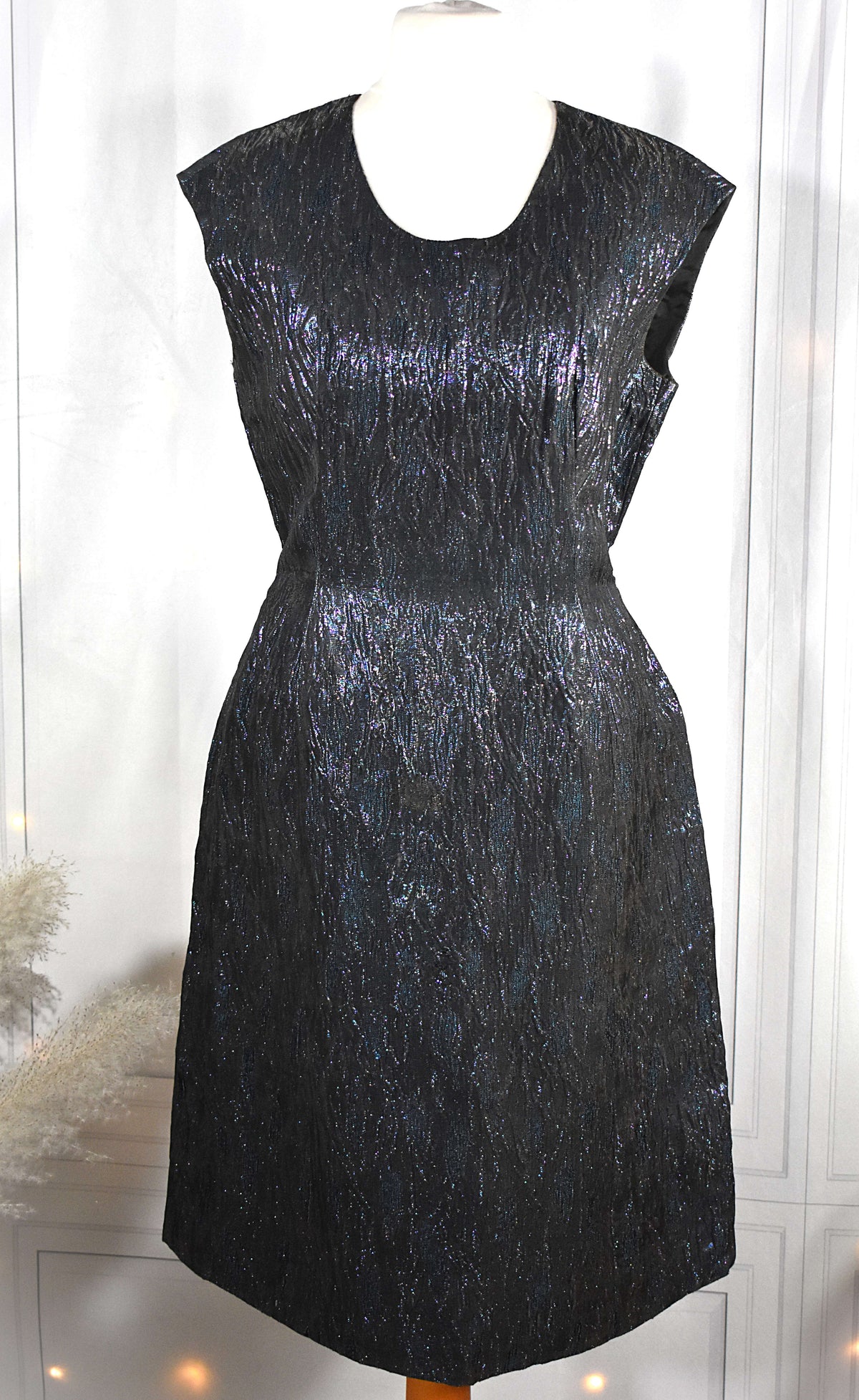 Robe vintage noire irisée sans manches