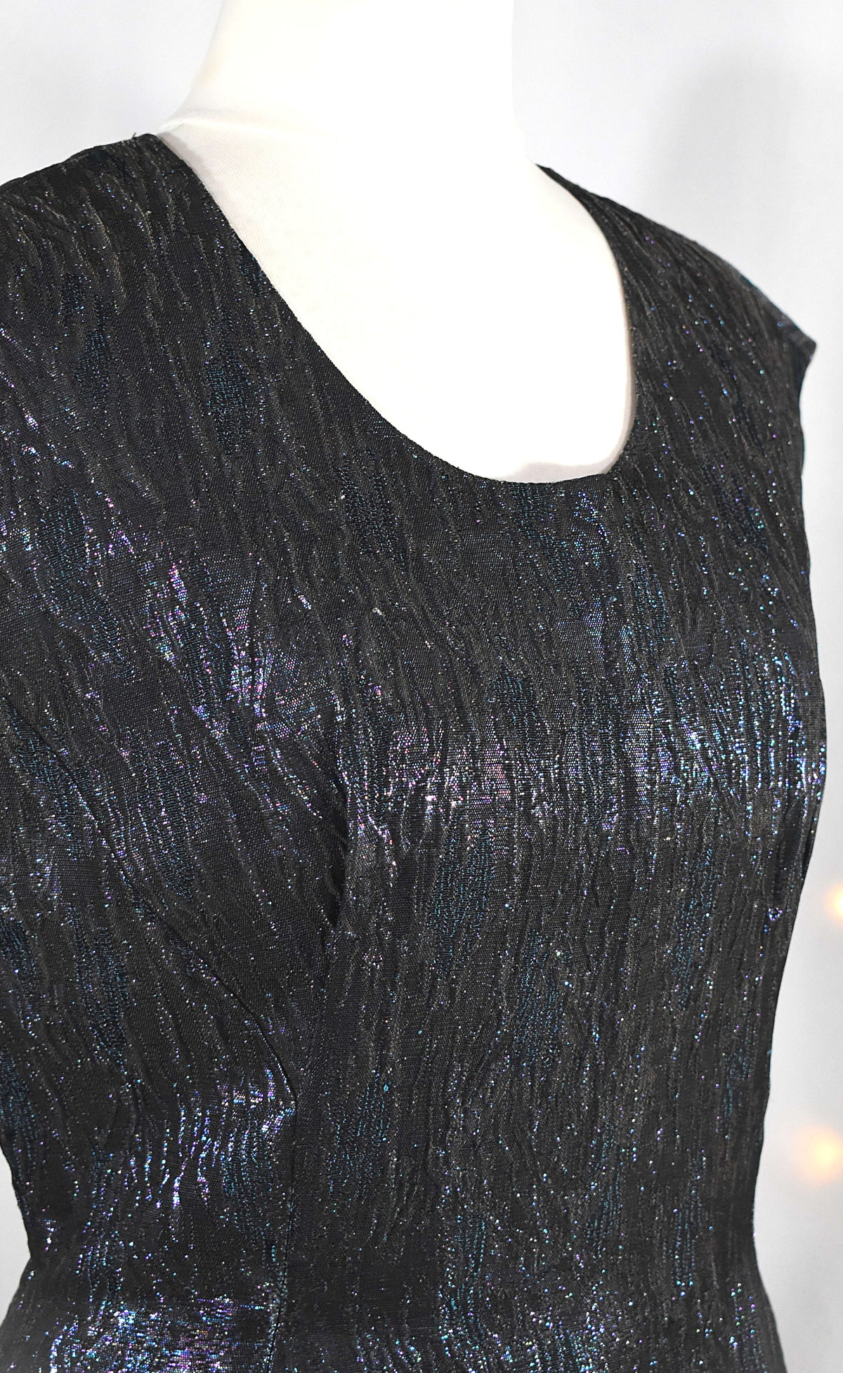 Robe vintage noire irisée sans manches