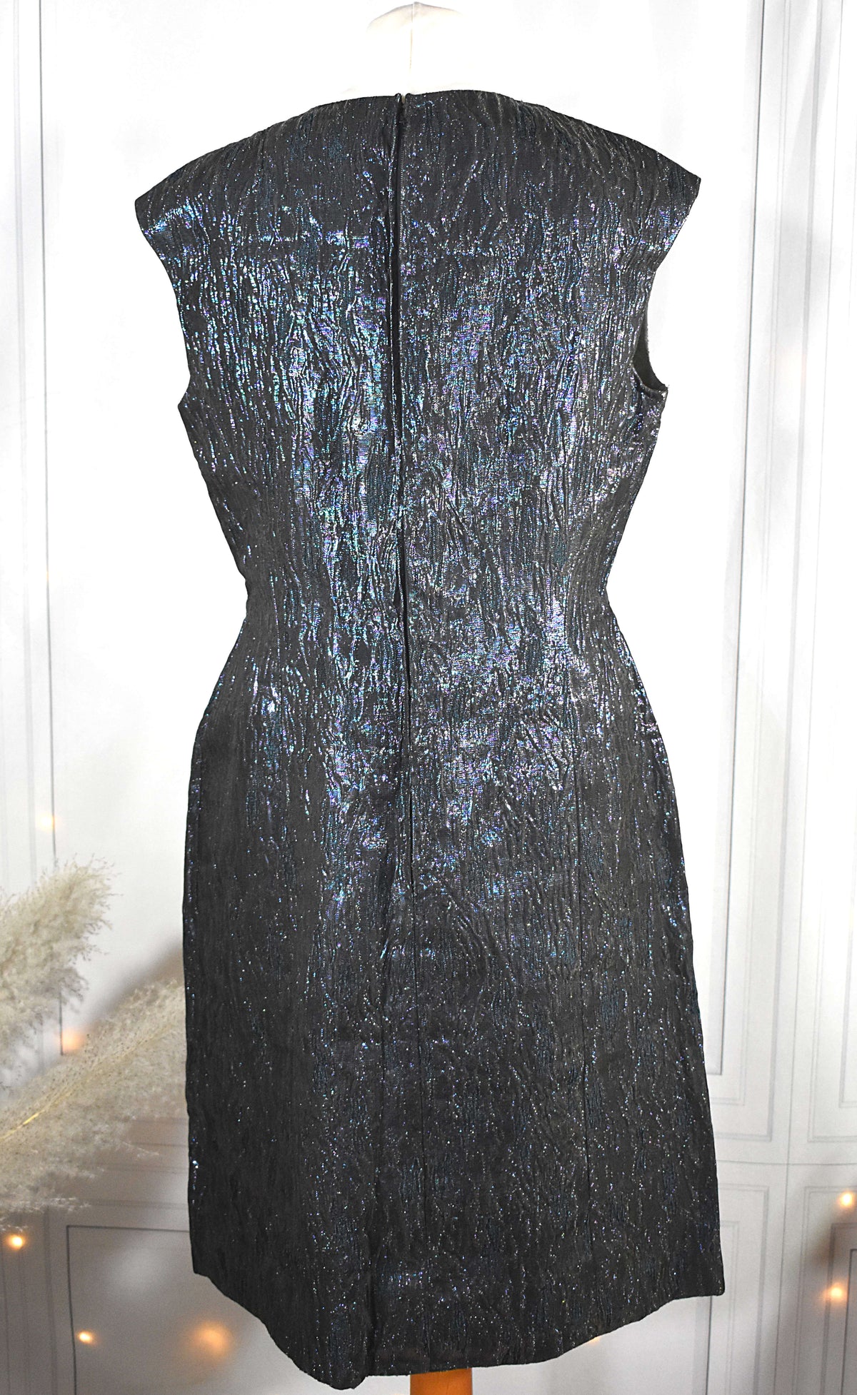 Robe vintage noire irisée sans manches