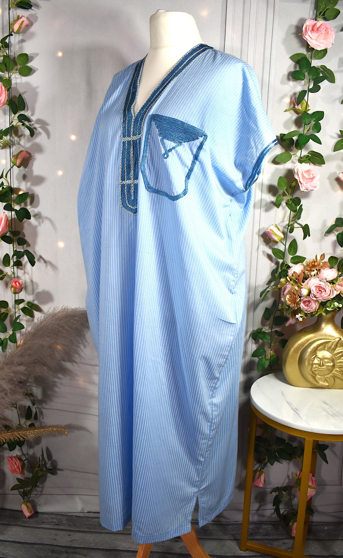 Robe caftan bleu ciel aux rayures blanches