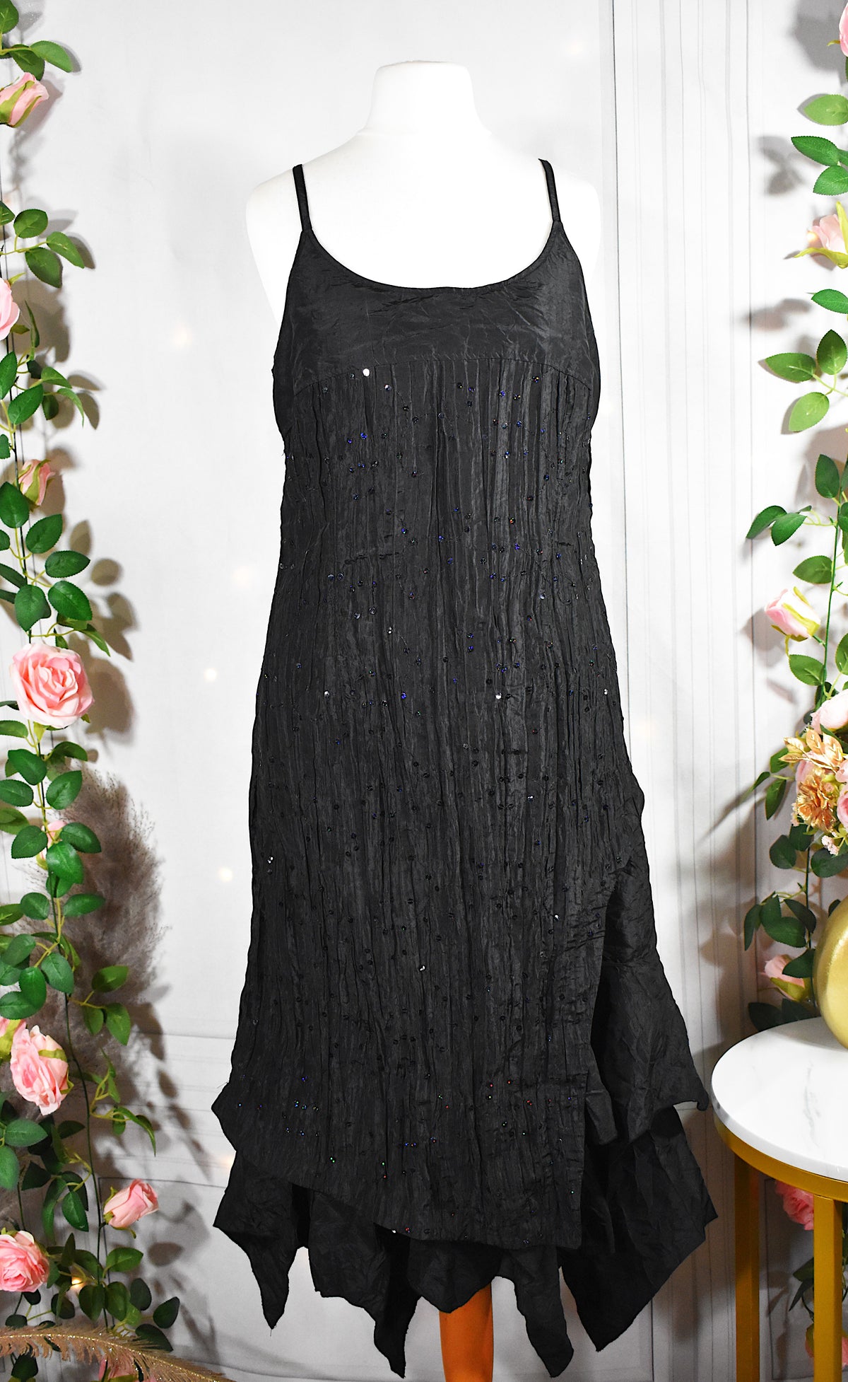 Robe noire asymétrique à sequins