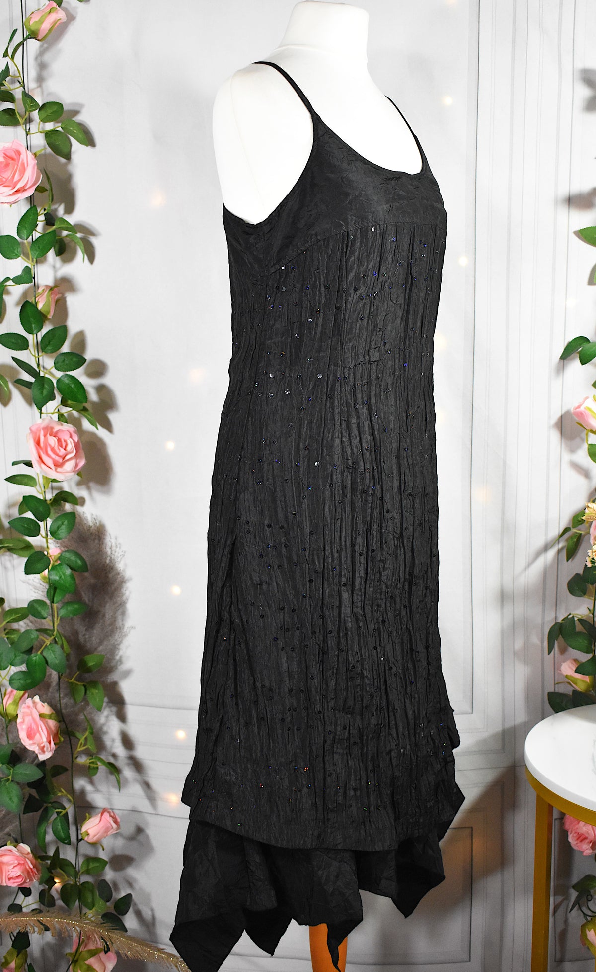 Robe noire asymétrique à sequins