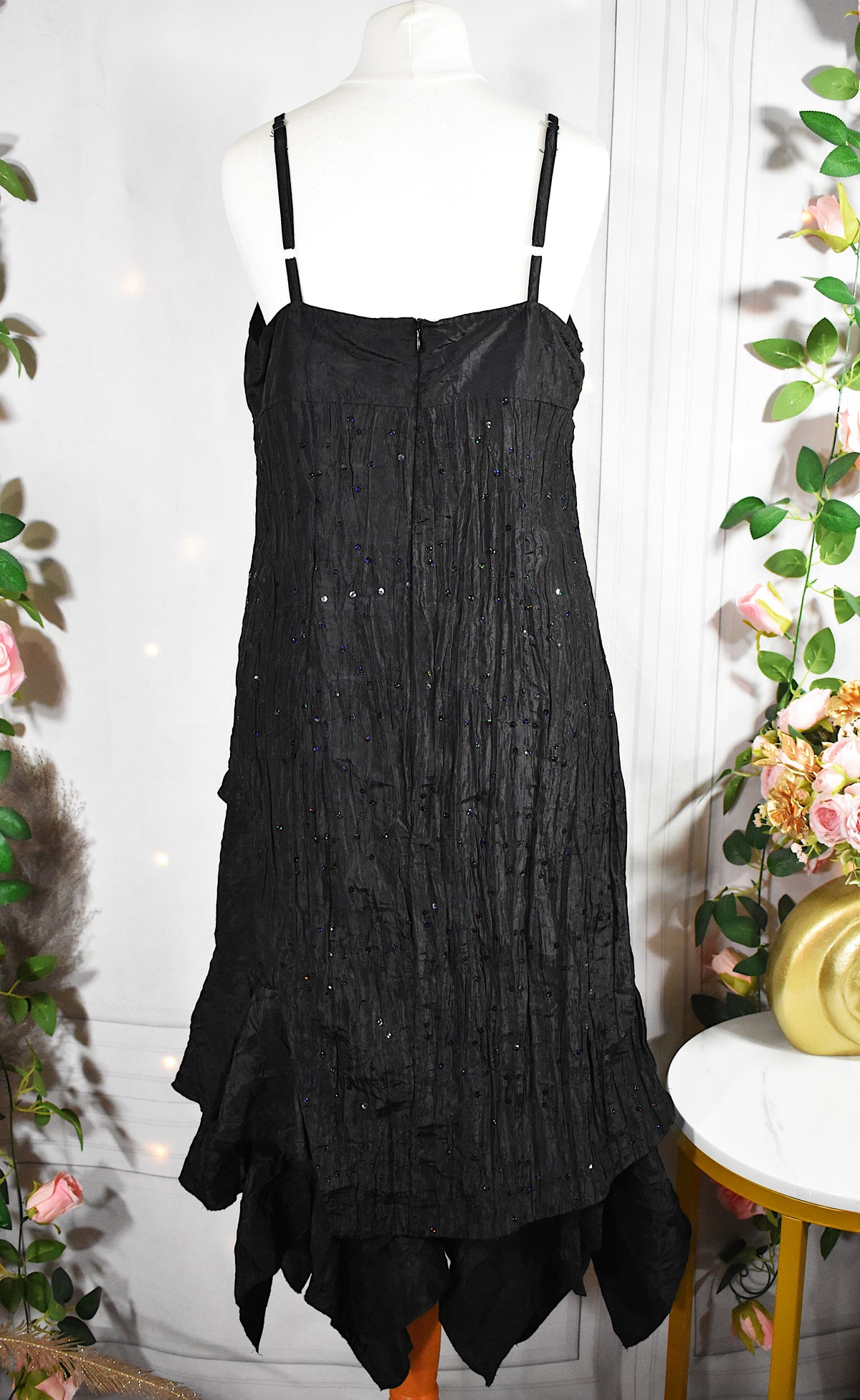 Robe noire asymétrique à sequins