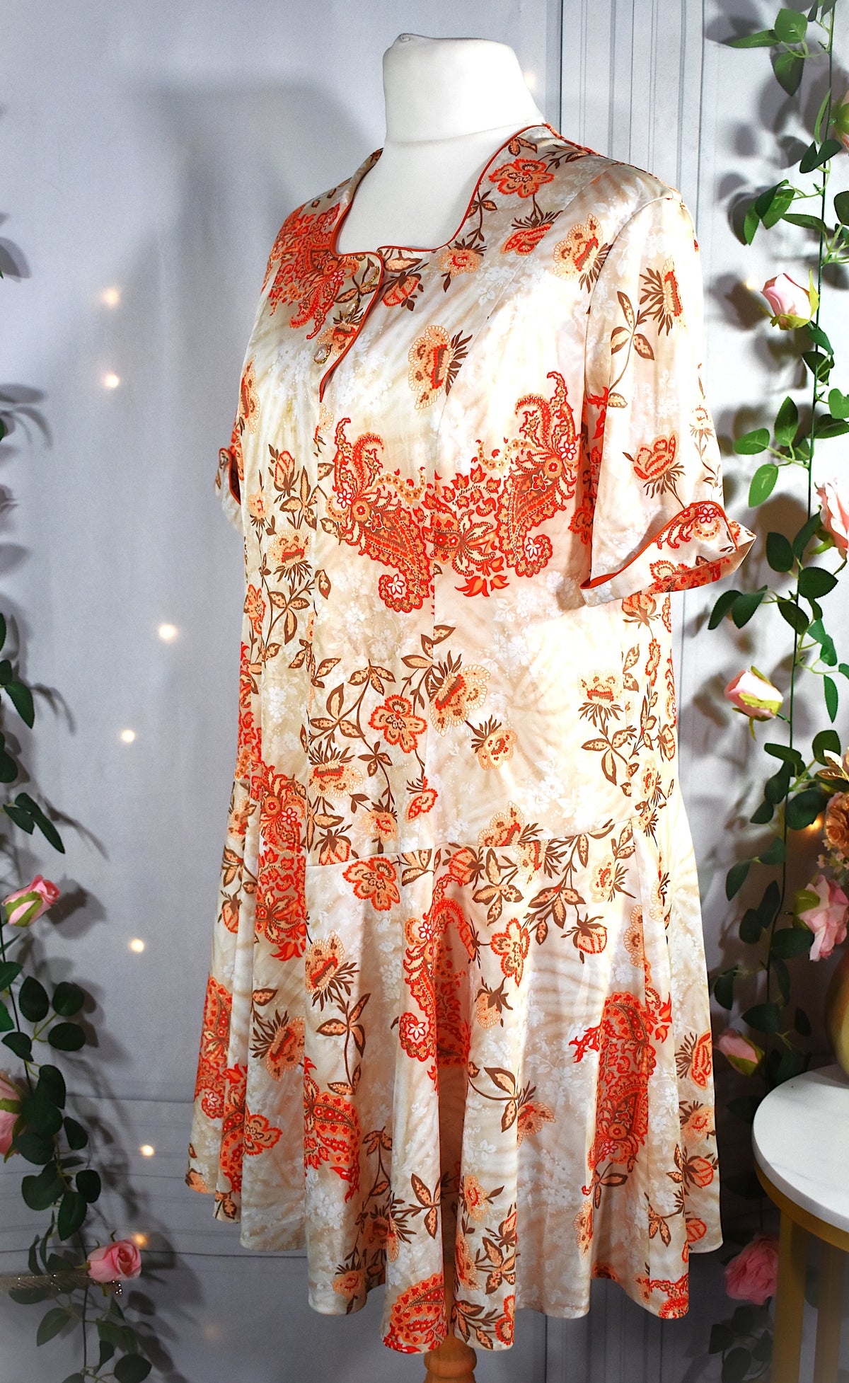Robe vintage crème aux motifs floraux orange