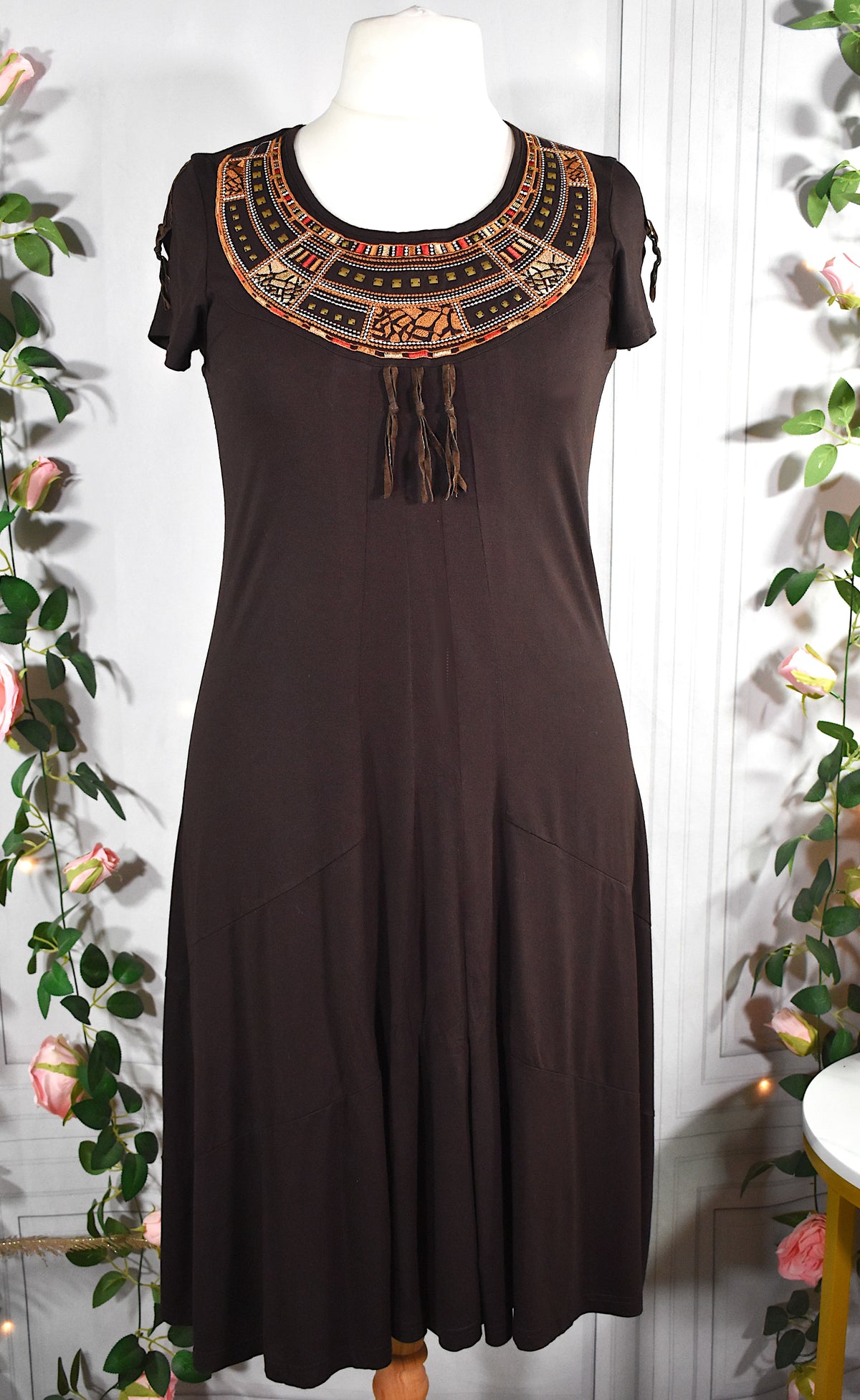 Robe mi-longue en jersey marron brodée