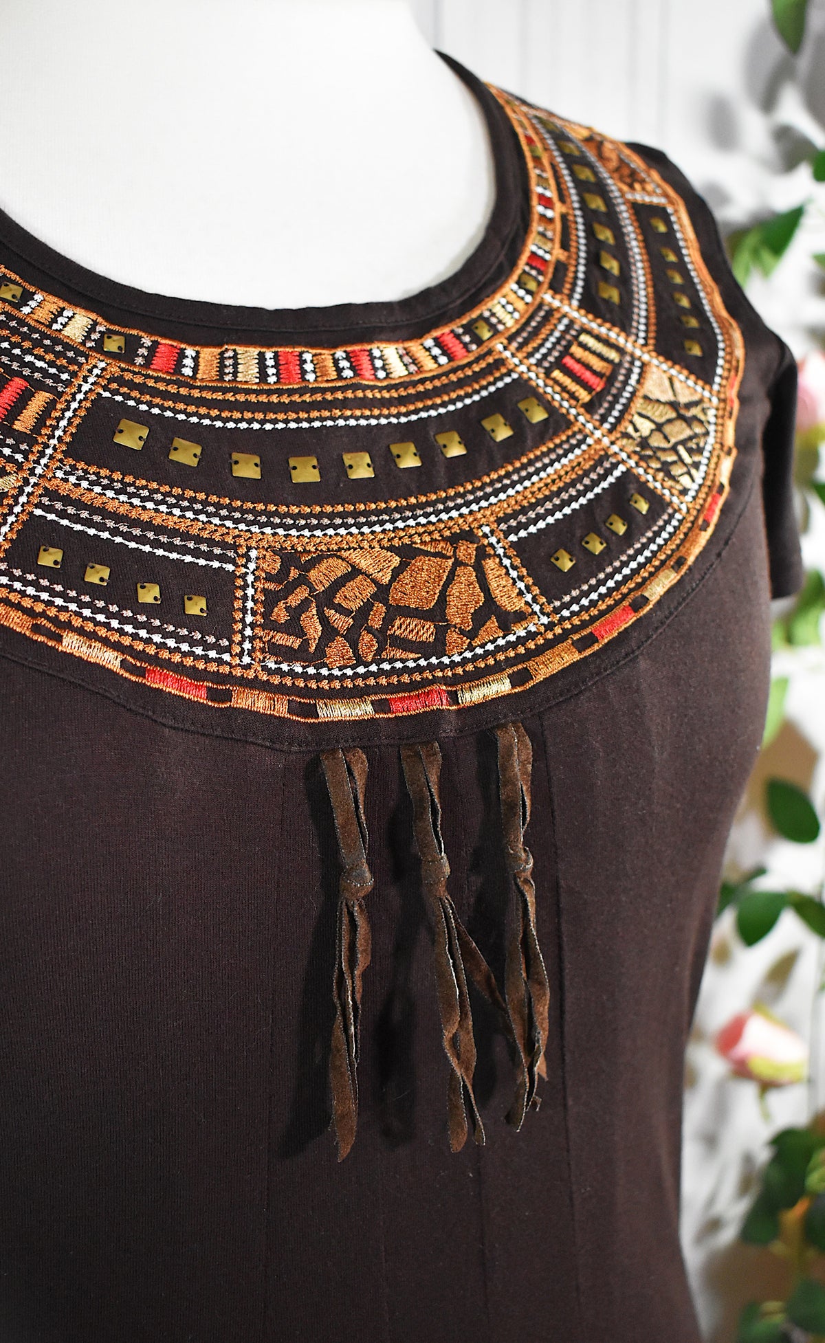 Robe mi-longue en jersey marron brodée