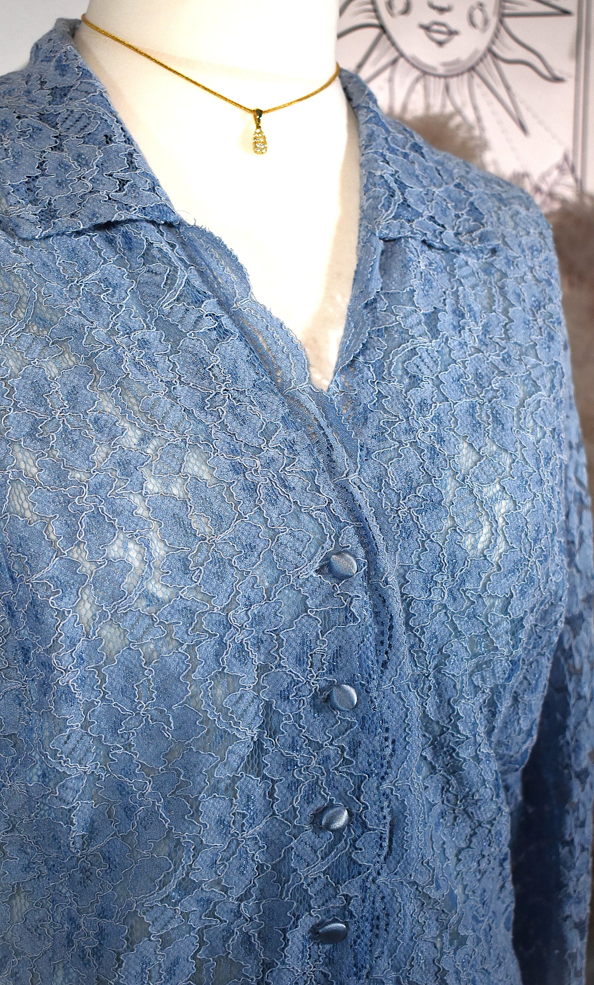 Chemise guipure bleu ciel dentelle festonnée