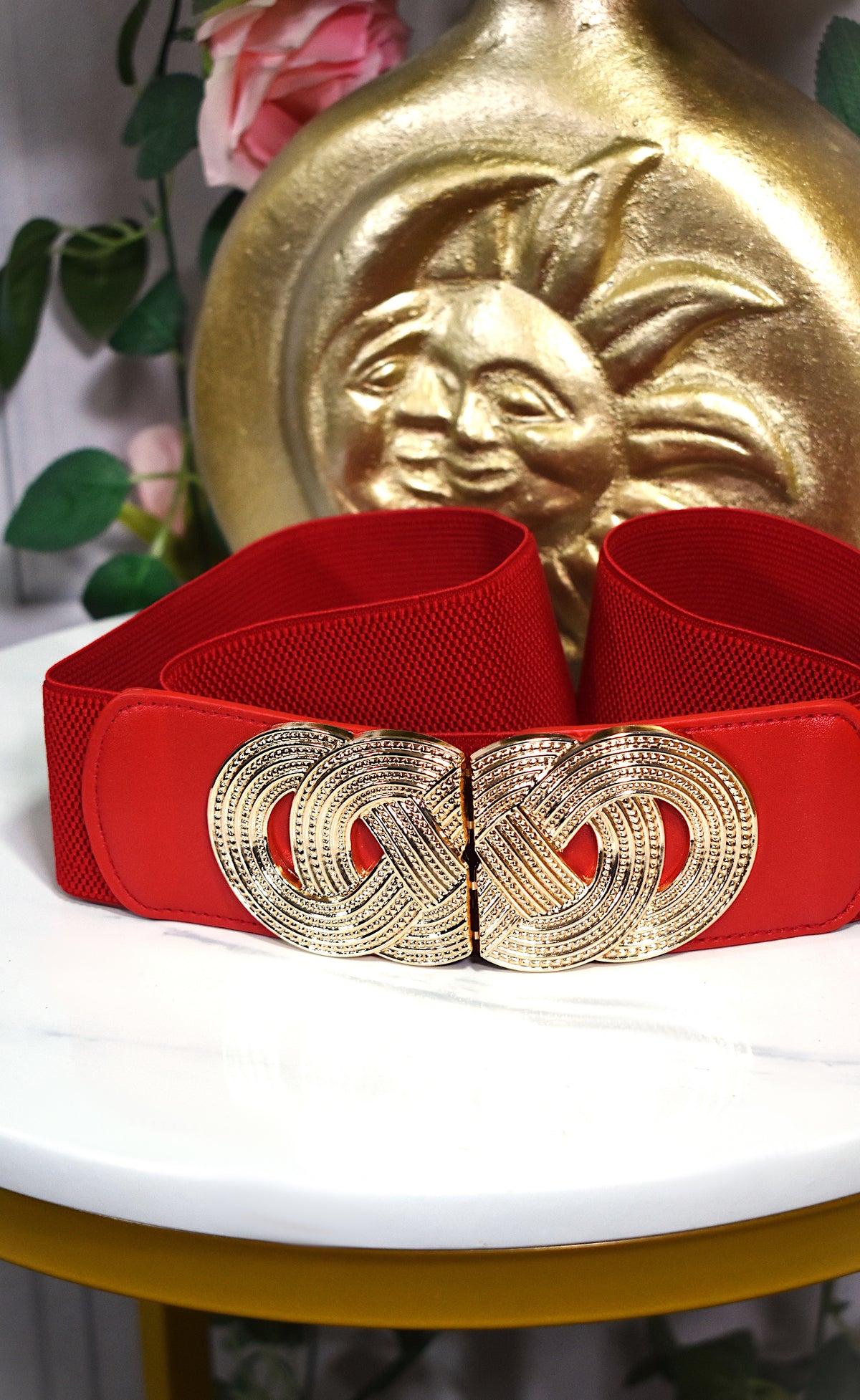 Ceinture élastique rouge à la boucle dorée