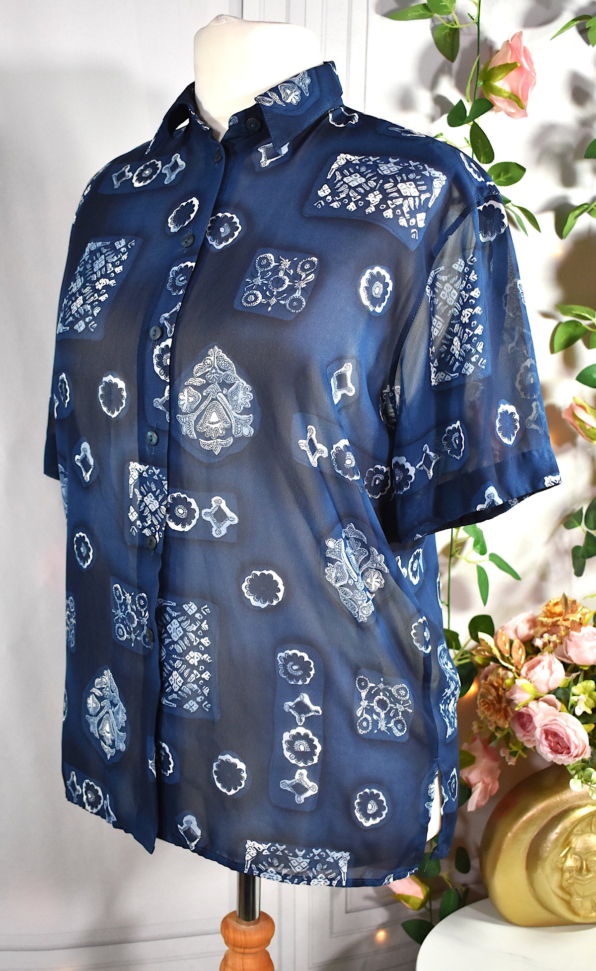 Chemise en mousseline bleue & motifs blancs