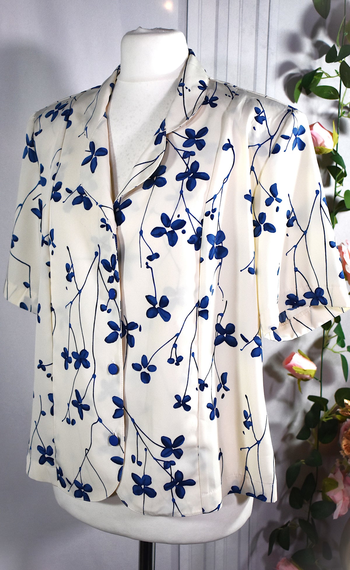 Chemise blanc cassé & fleurs bleues
