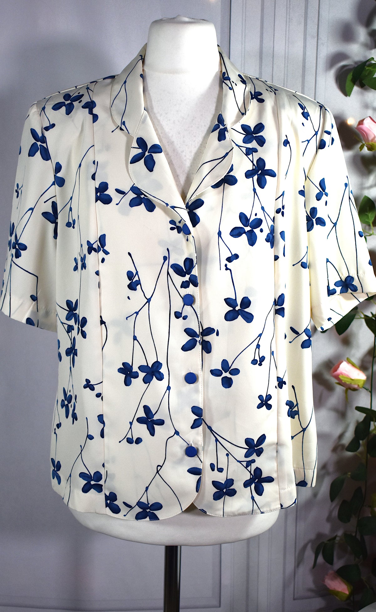 Chemise blanc cassé & fleurs bleues