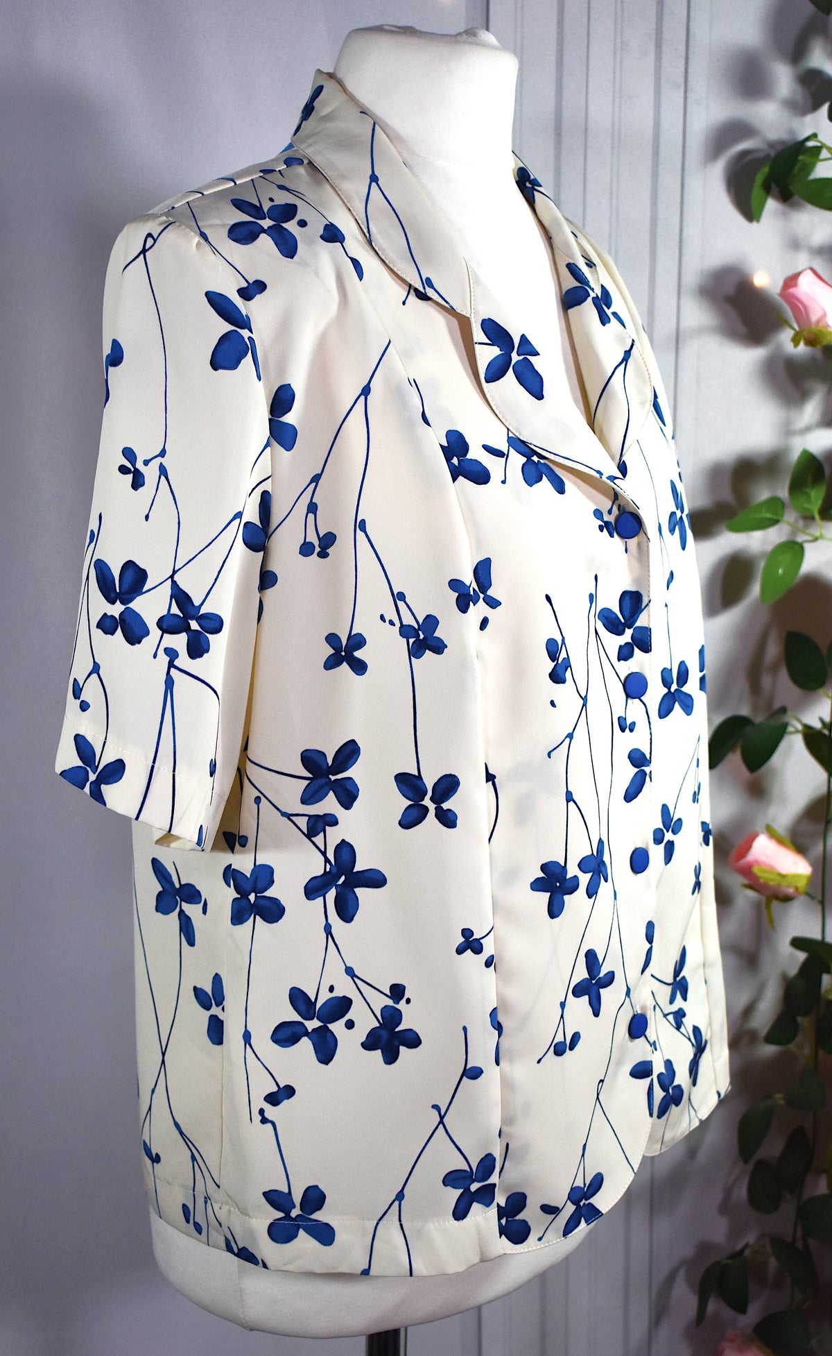 Chemise blanc cassé & fleurs bleues