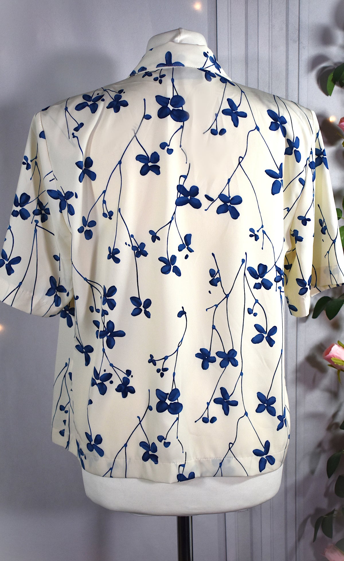Chemise blanc cassé & fleurs bleues