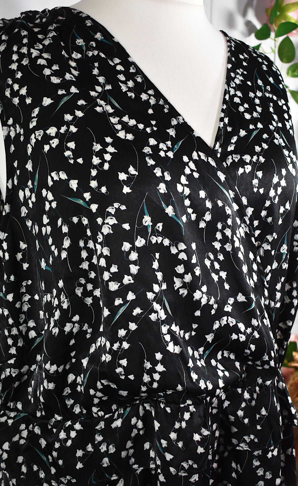Robe noire & fleurs clochettes blanches