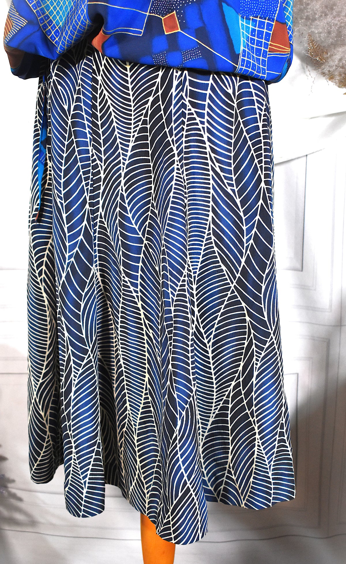 Jupe mi-longue bleue motif feuillage