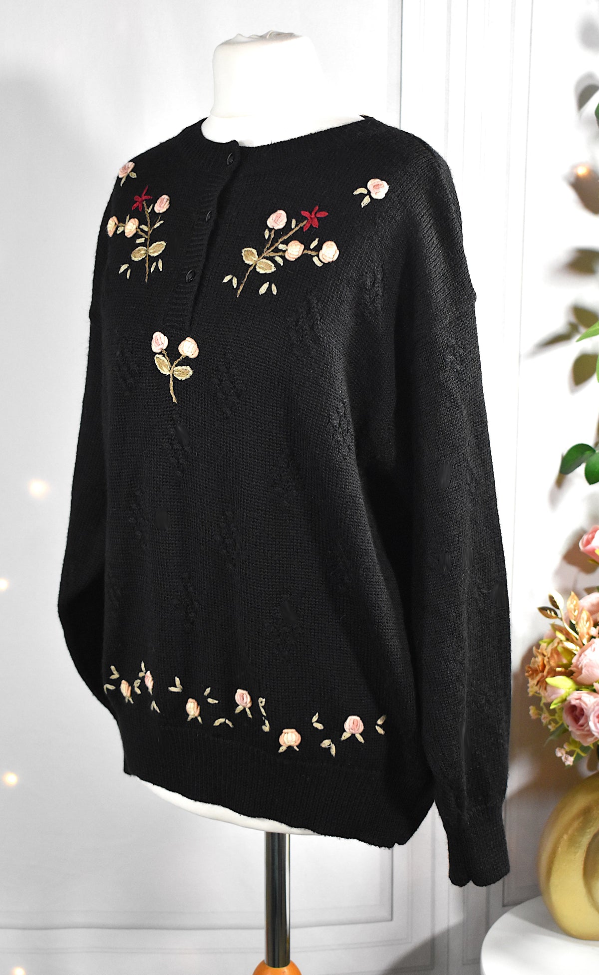 Pull noir en laine mélangée aux fleurs brodées